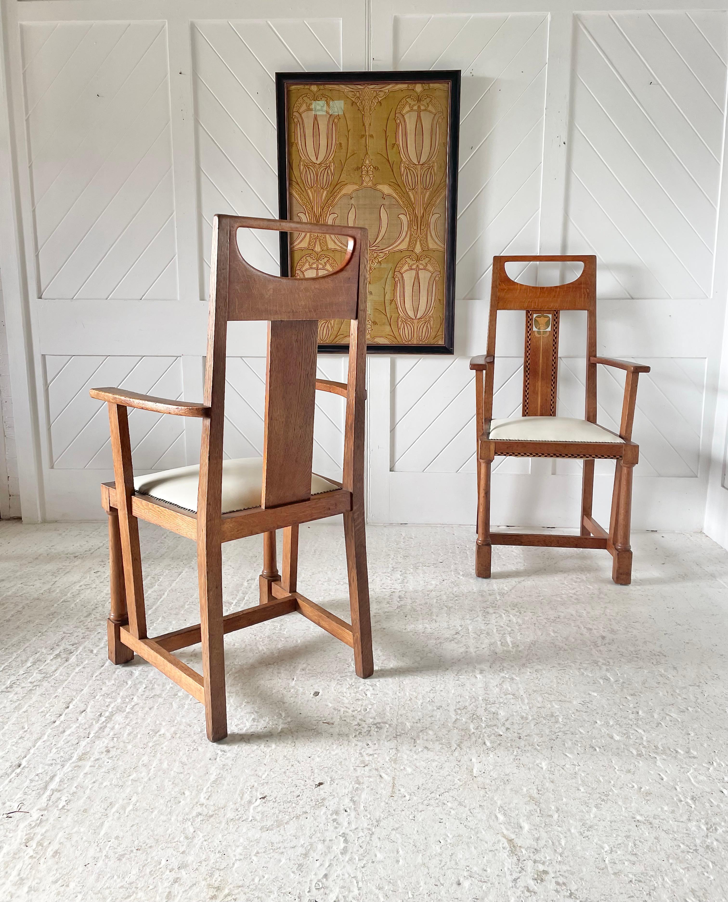 Travail du bois Paire de chaises sculptées Arts and Crafts conçues par G.M. Ellwood 1905 en vente