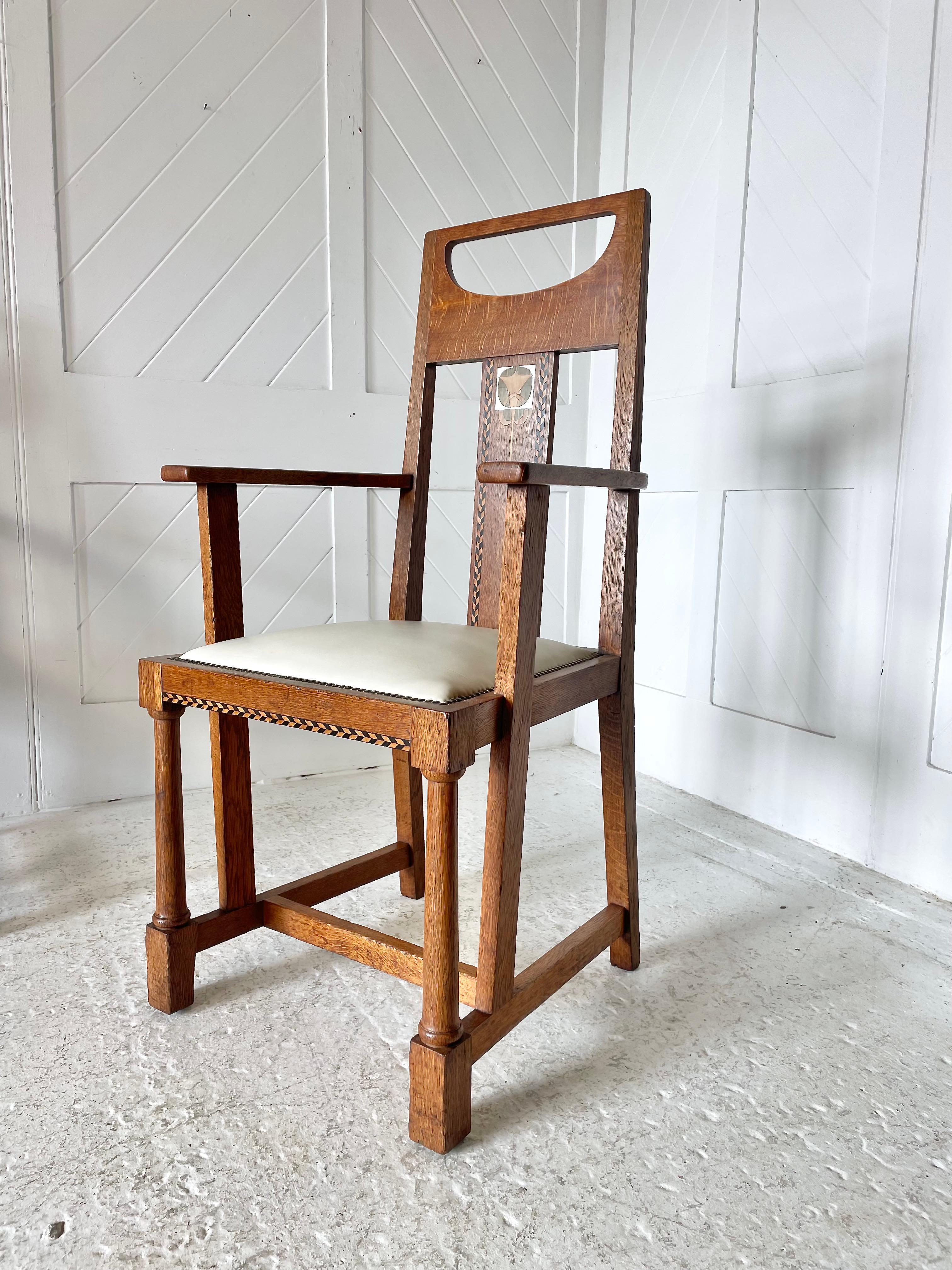 Début du 20ème siècle Paire de chaises sculptées Arts and Crafts conçues par G.M. Ellwood 1905 en vente