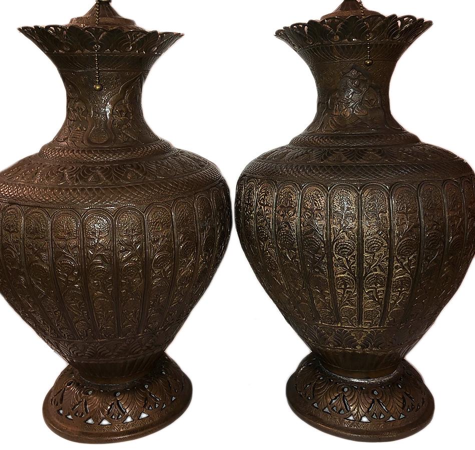 A pair of circa 1950s Turkish copper table lamps with hand-tooled design.

Measurements:
Height of body 19