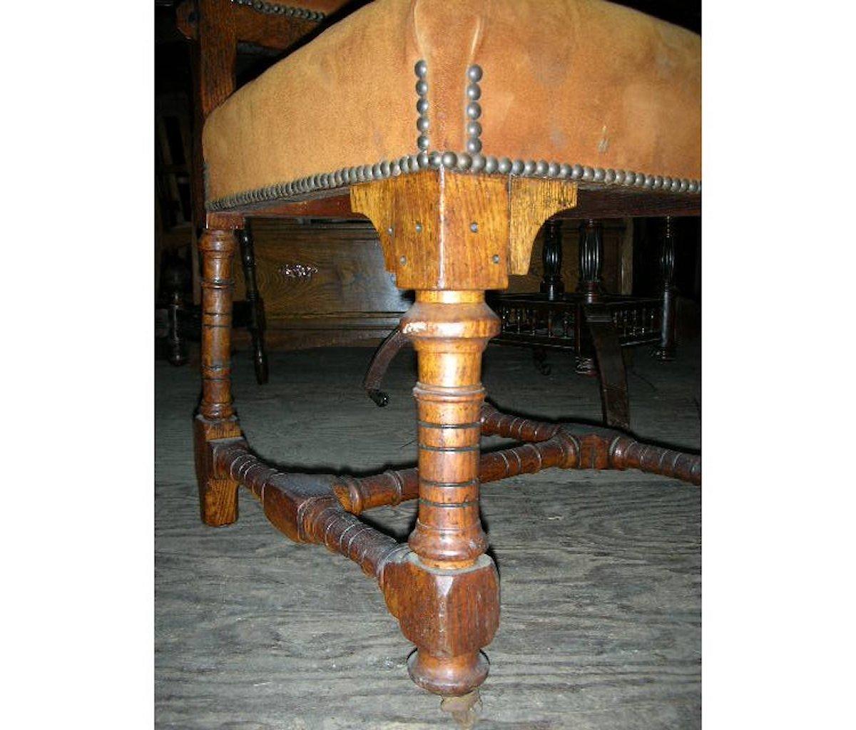 Paire de chaises de salle à manger en chêne de style néo-gothique Seddon de John Pollard. 4 autres disponibles en vente 1