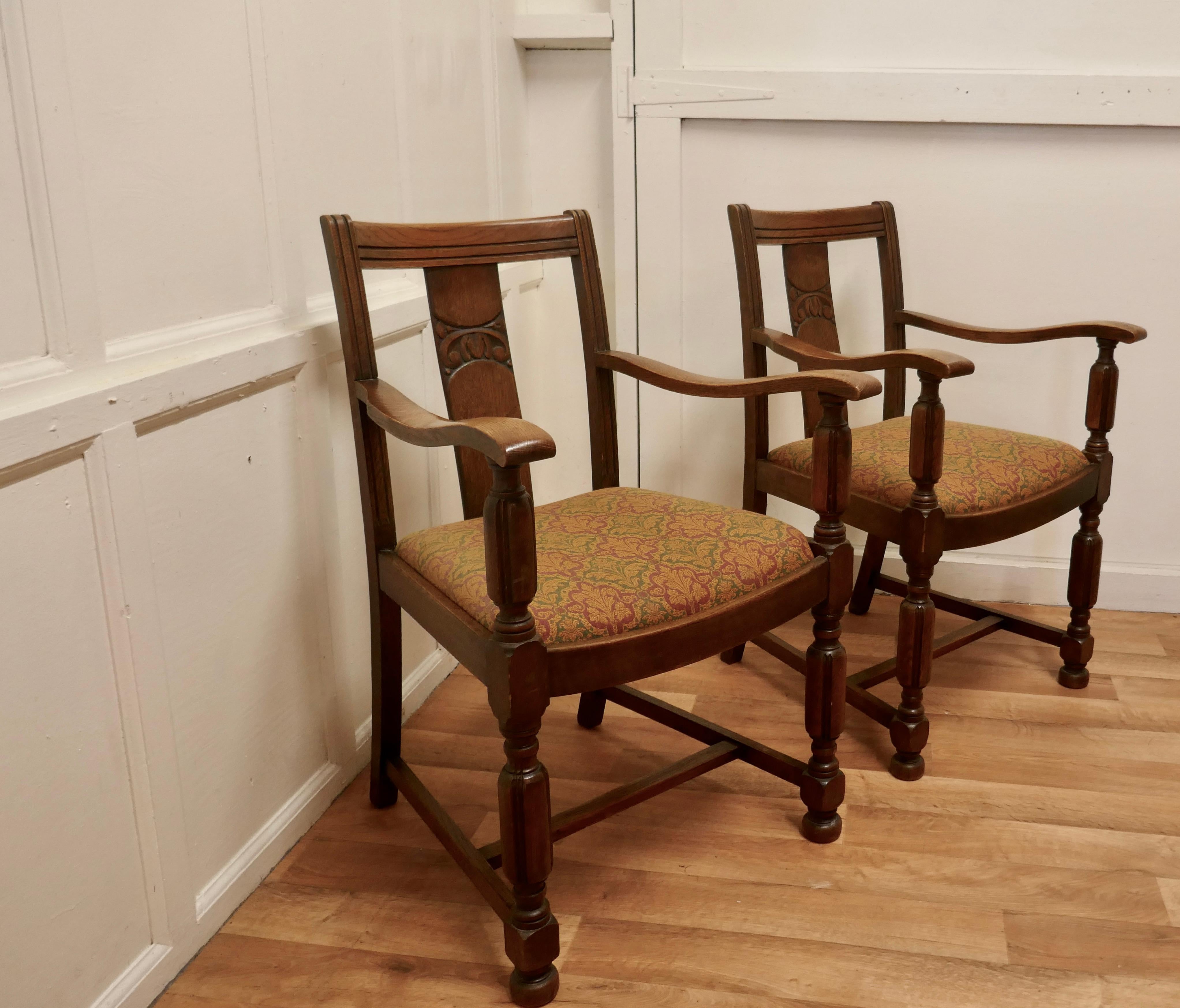 Arts and Crafts Paire de chaises de sculpteur Arts & Crafts en chêne doré en vente