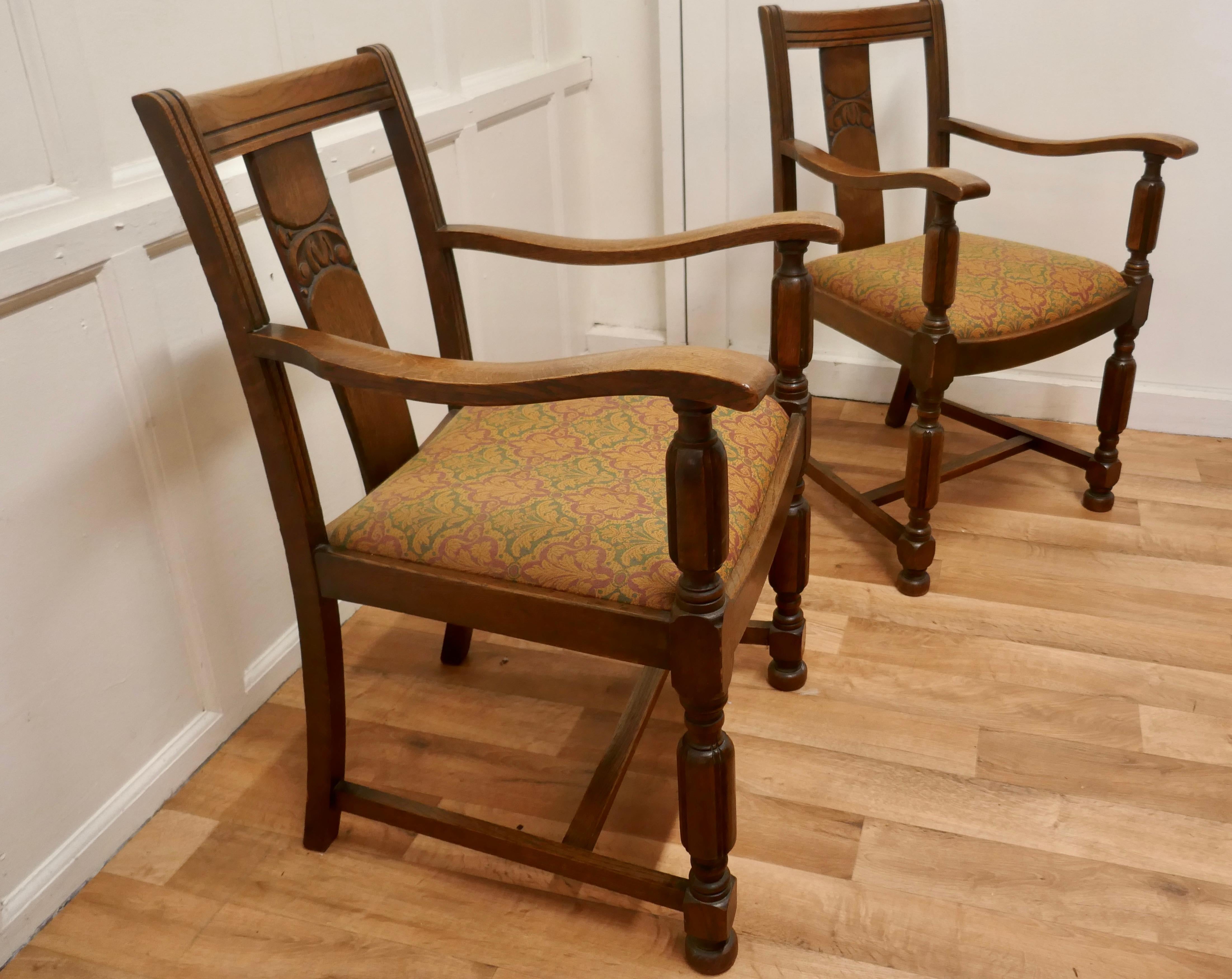 Paar Arts and Crafts-Schnitzstühle aus goldener Eiche, geschnitzt (20. Jahrhundert) im Angebot