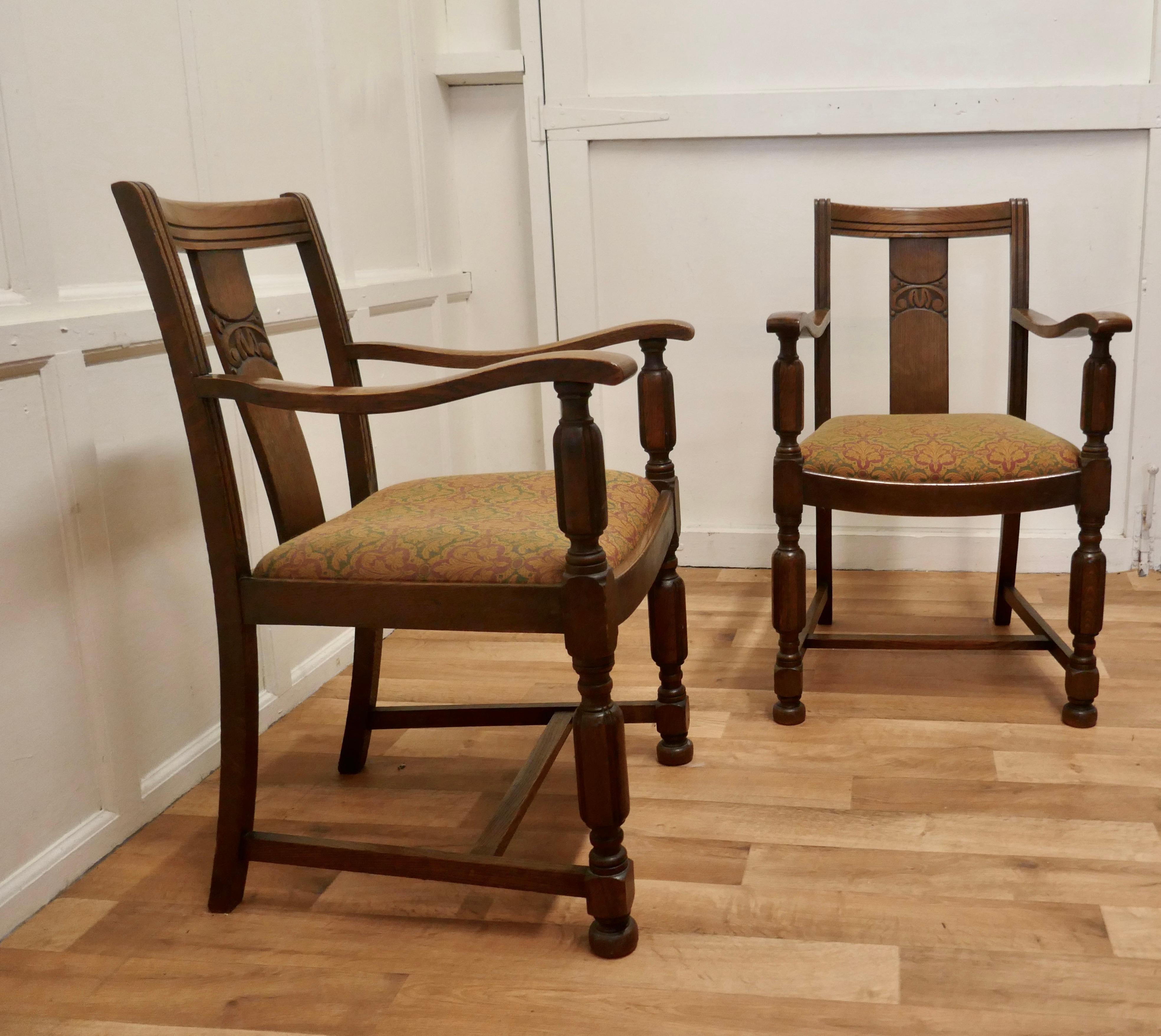 20ième siècle Paire de chaises de sculpteur Arts & Crafts en chêne doré en vente