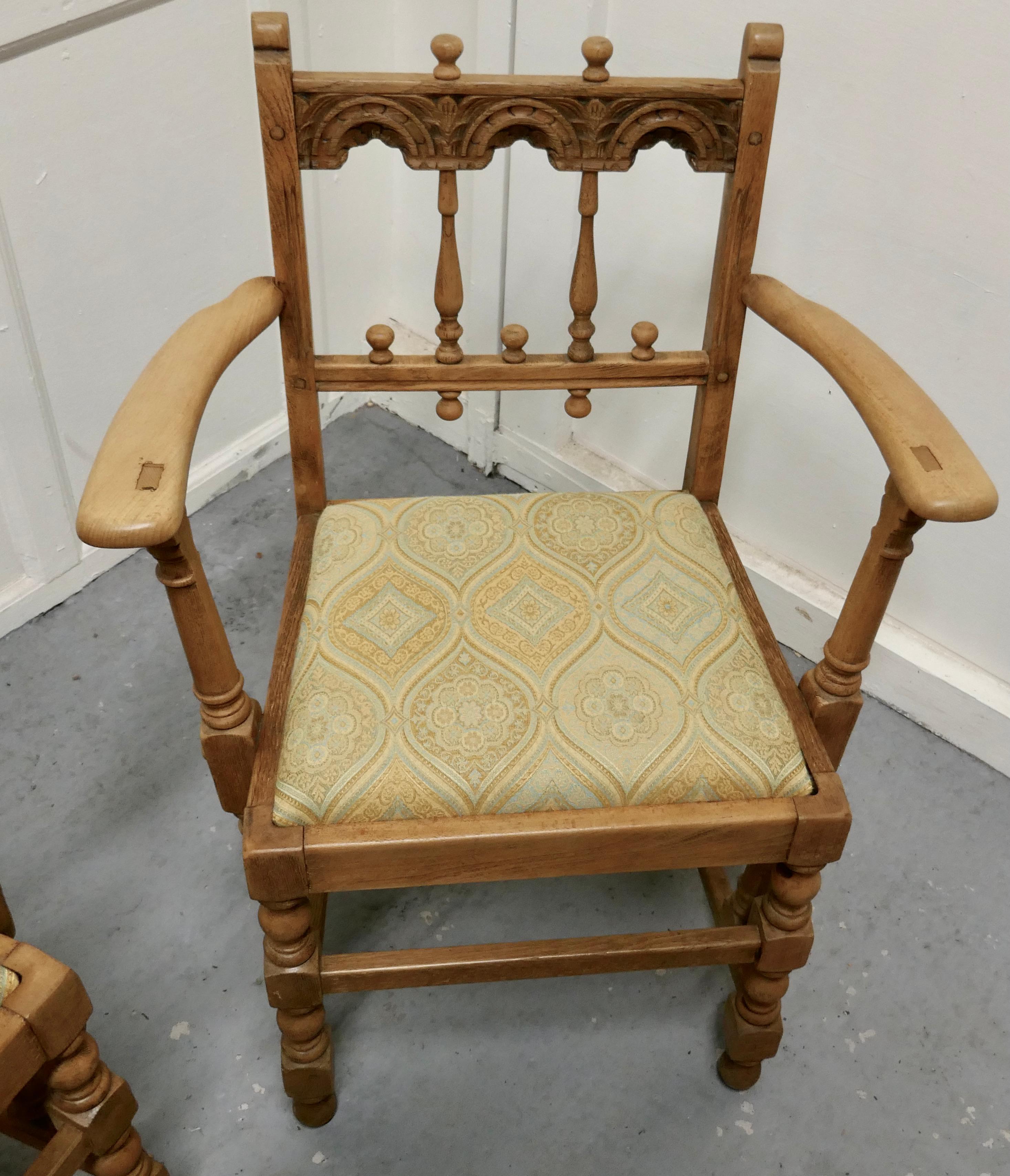 Pair of Arts & Crafts Gothic Bleached Oak Hall Chairs In Good Condition In Chillerton, Isle of Wight