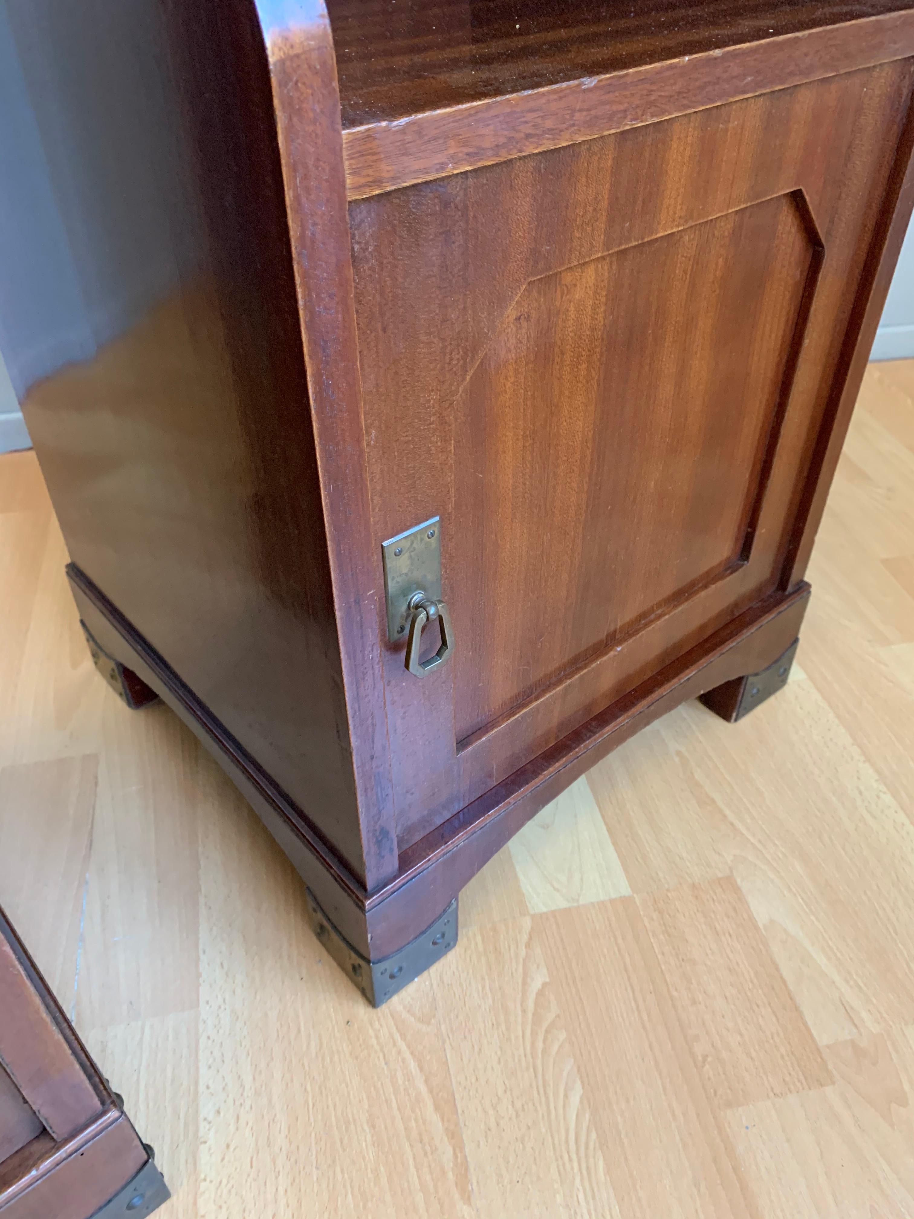 20th Century Pair of Arts and Crafts Nutwood Bedside Cabinets / Nightstands with Marble Tops For Sale