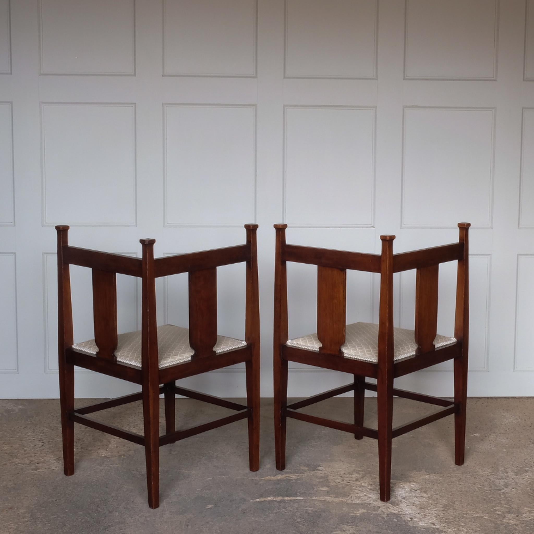 Britannique Paire de chaises d'angle en acajou de style Arts and Crafts en vente