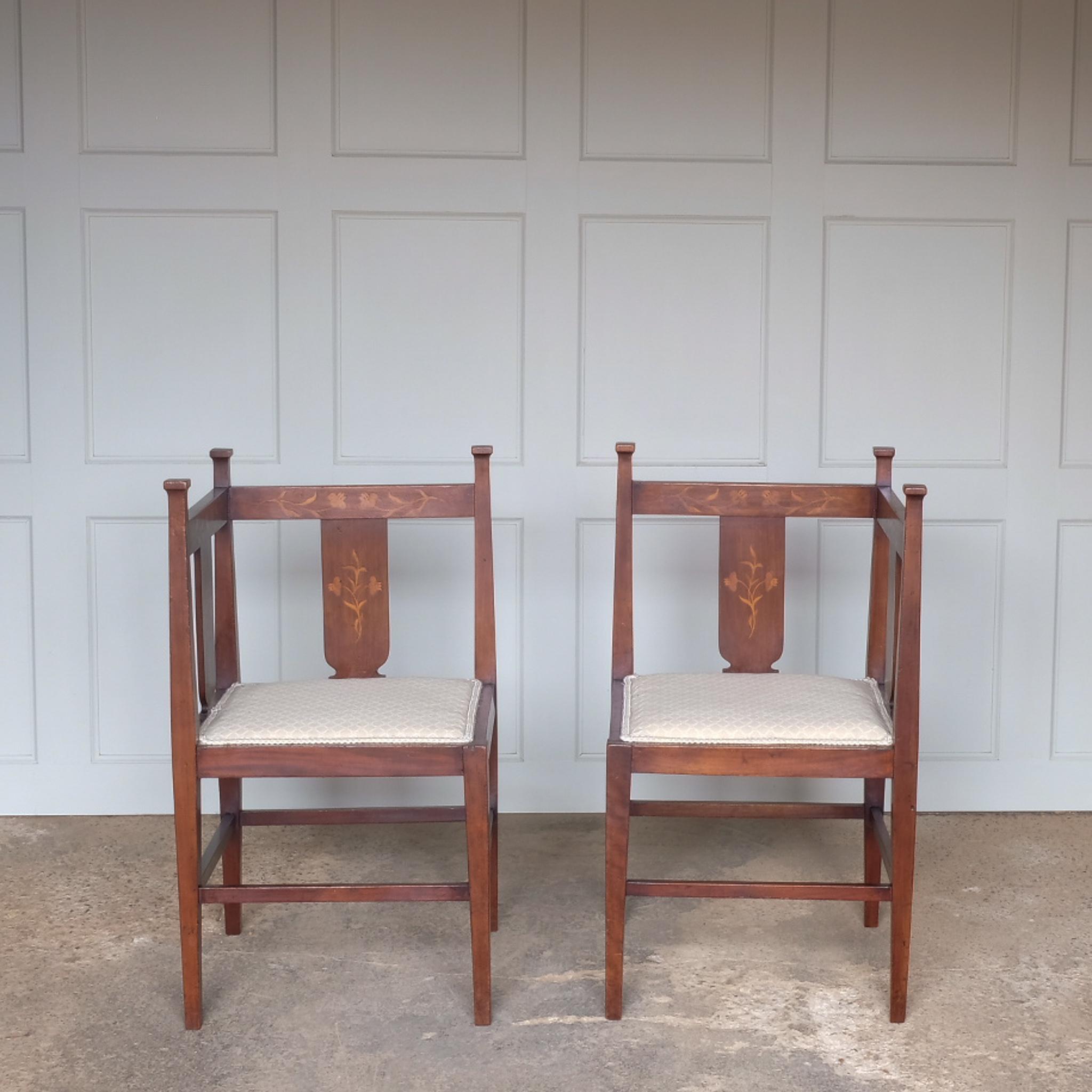 Incrusté Paire de chaises d'angle en acajou de style Arts and Crafts en vente
