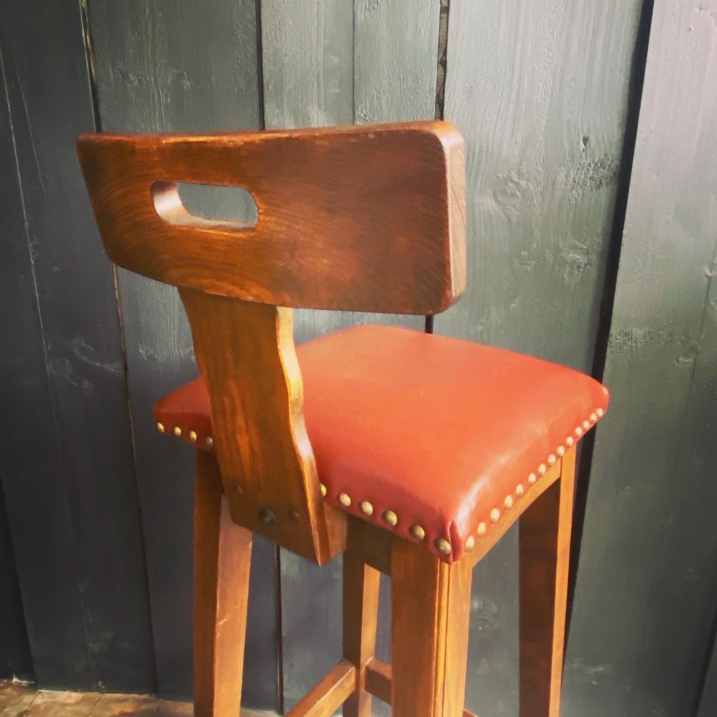 Pair of Arts & Crafts Oak, Elm and Leather Stools with Stud Detail In Good Condition For Sale In Heathfield, East Sussex