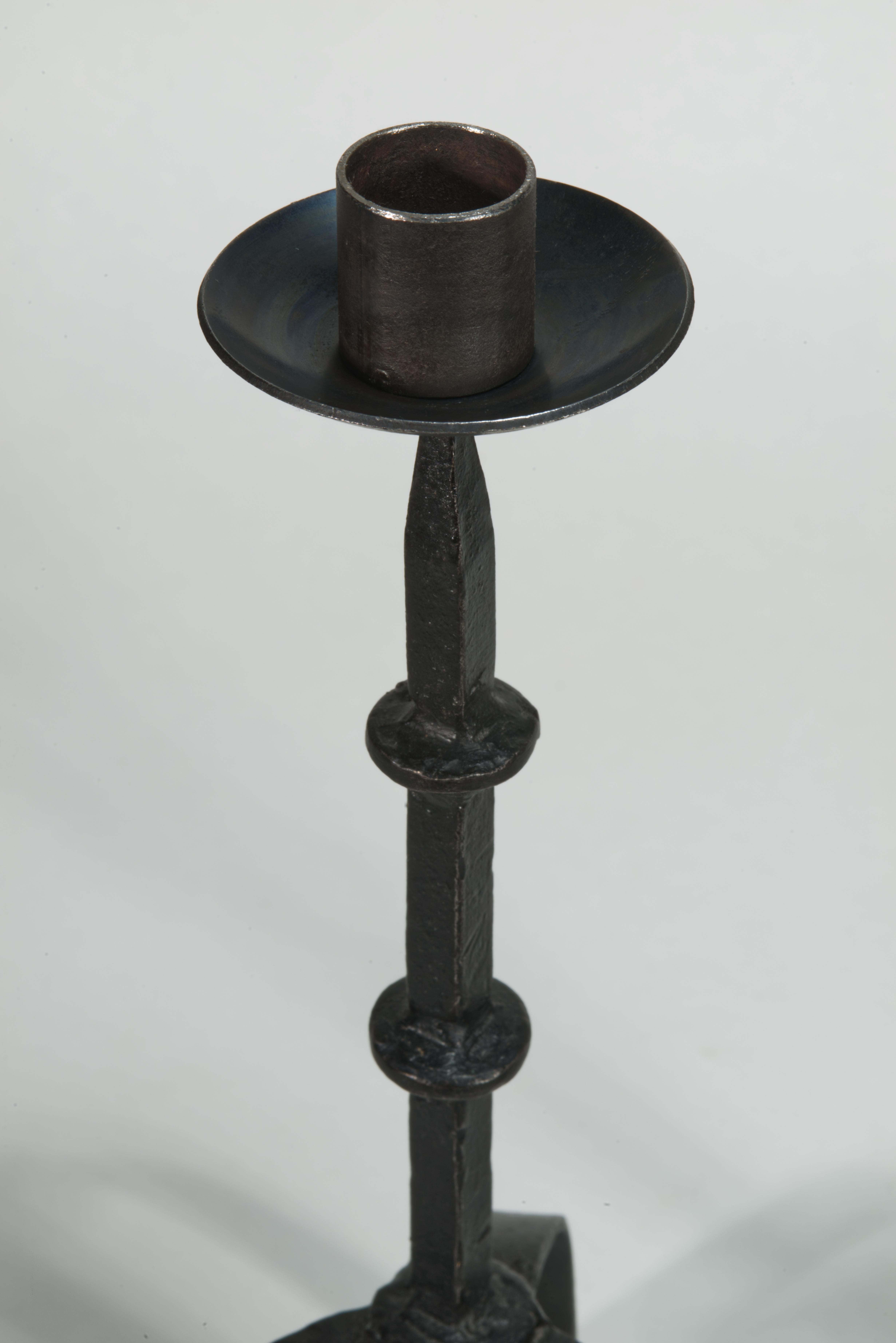  Coppia vintage di candelieri in ferro battuto forgiato a mano con forme minimaliste, piedi a treppiede arcuati e dettagli centrali ad anello.

I candelieri sono in buone condizioni vintage e sono pronti per essere esposti; possono stare insieme o