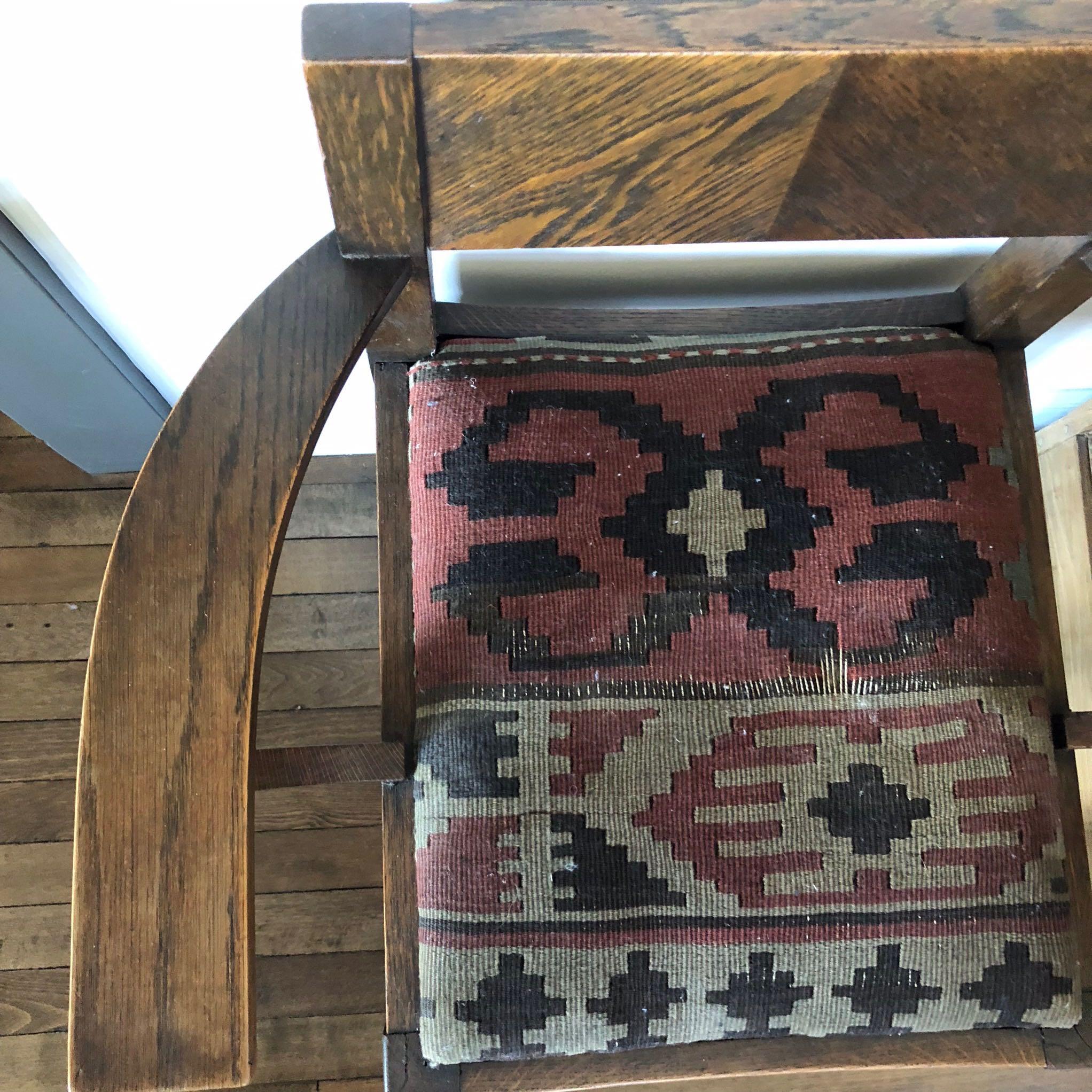 Fin du XIXe siècle Paire de fauteuils Arts and Crafts en bois tapissés de tissu Kilim