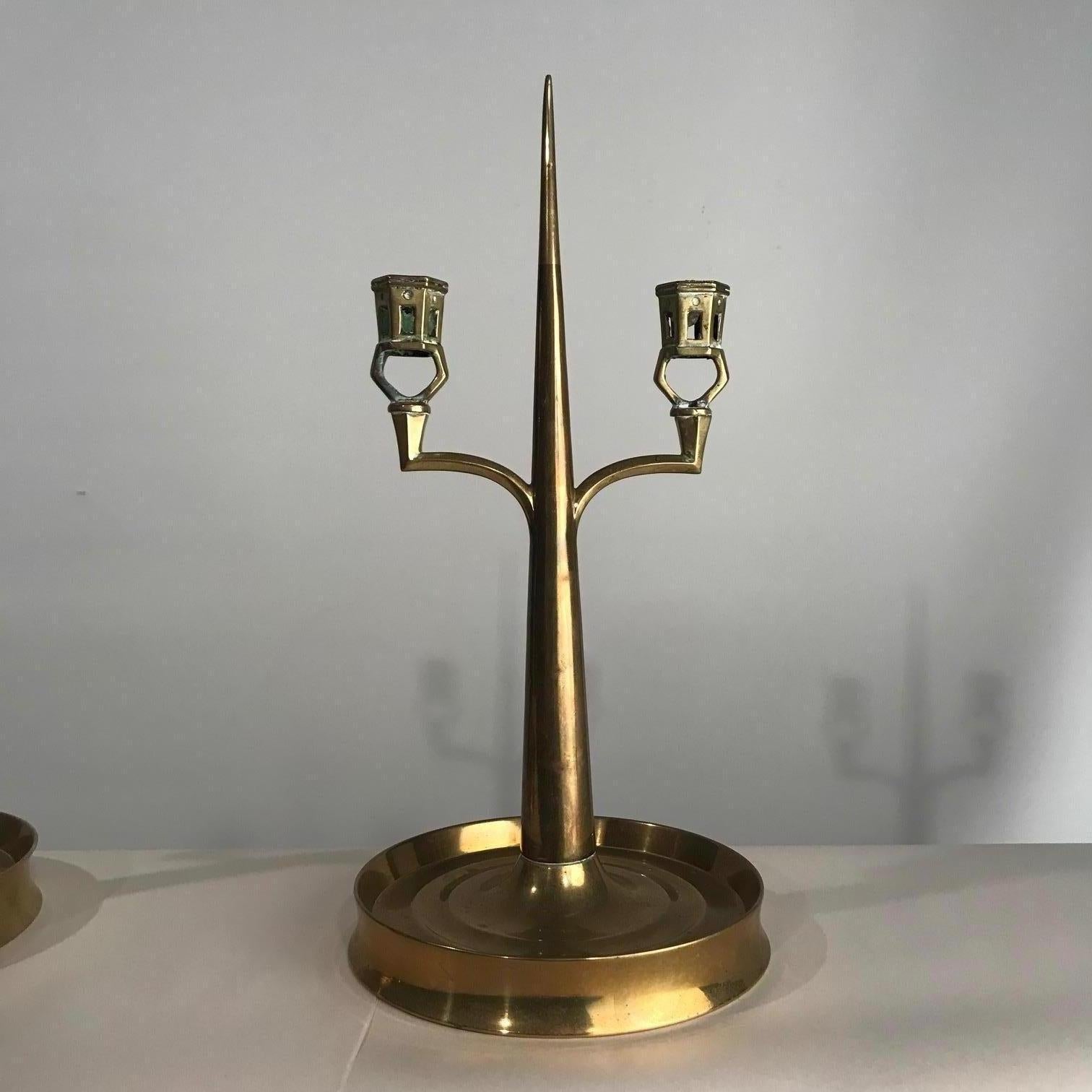 Arts and Crafts Coppia di candelabri a due luci in ottone di Arts & Crafts in vendita