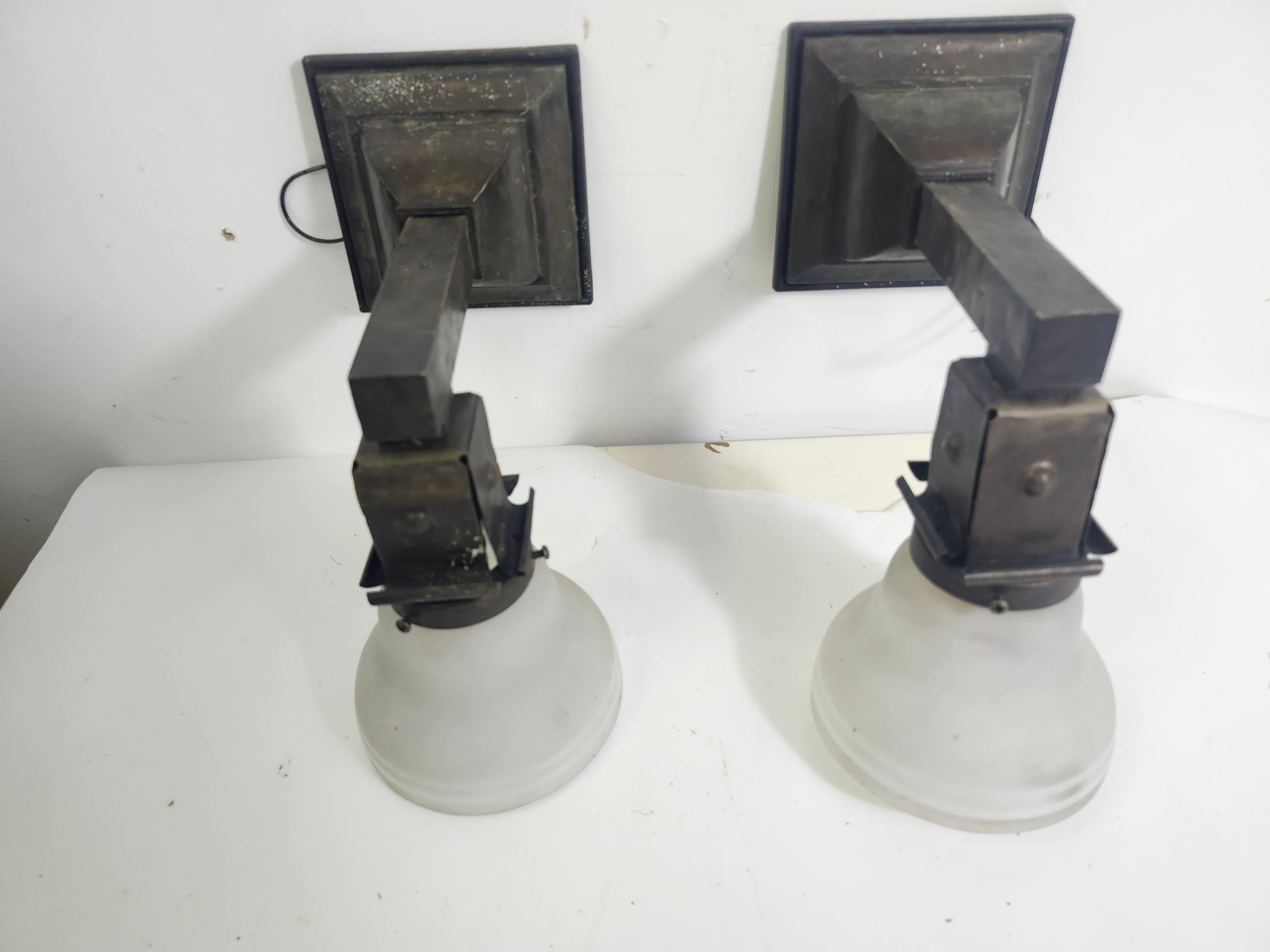 Paar Arts & Crafts Bronze Rewired Wandleuchter im Zustand „Gut“ im Angebot in Port Jervis, NY