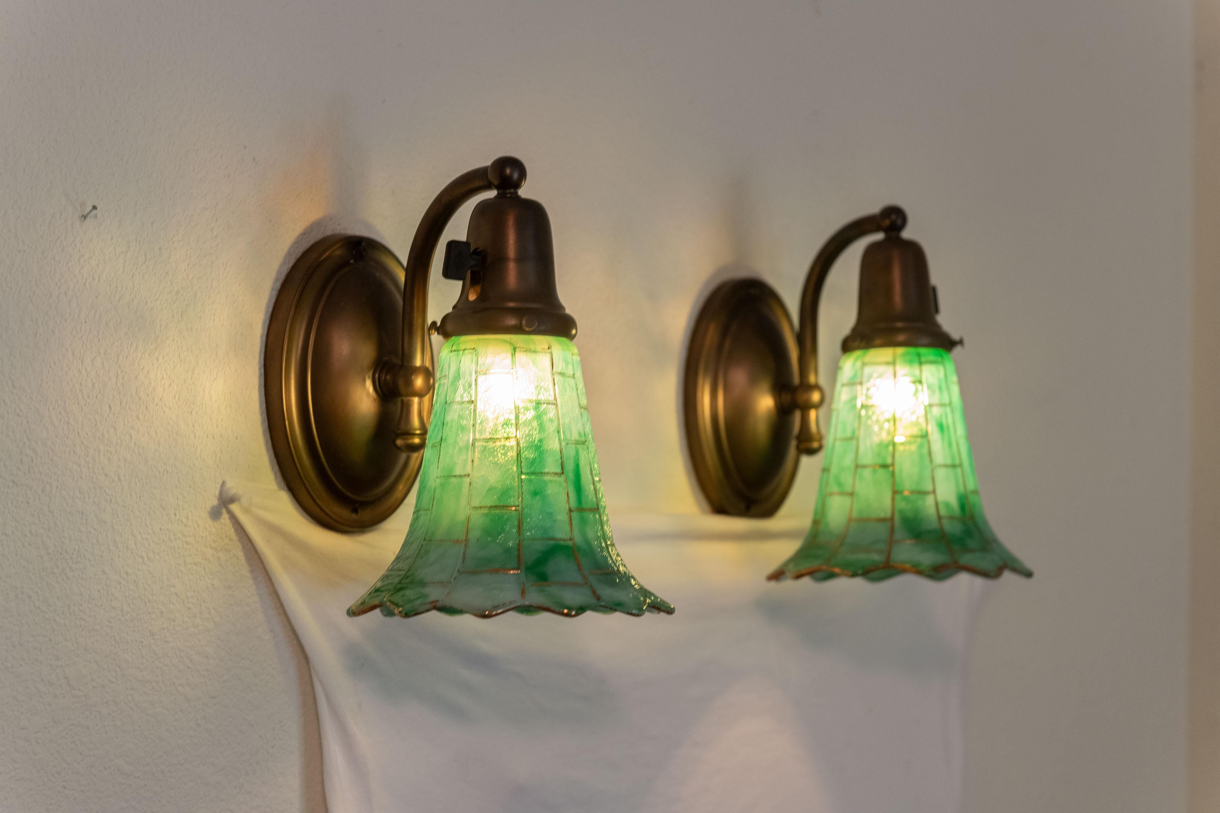Arts and Crafts Paire d'appliques Arts & Crafts en bronze avec abat-jour en verre Kokomo vert, vers 1910 en vente