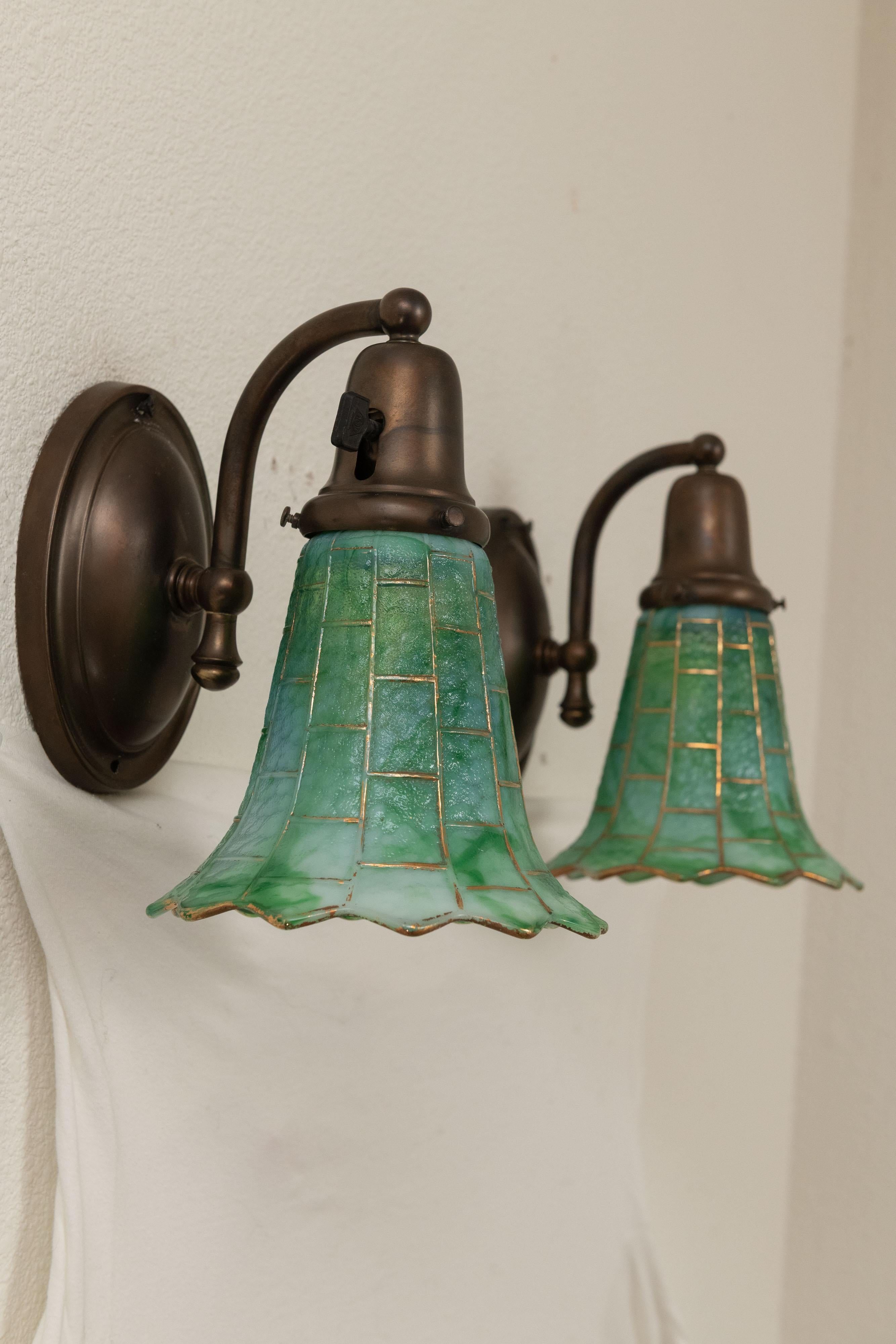 Américain Paire d'appliques Arts & Crafts en bronze avec abat-jour en verre Kokomo vert, vers 1910 en vente