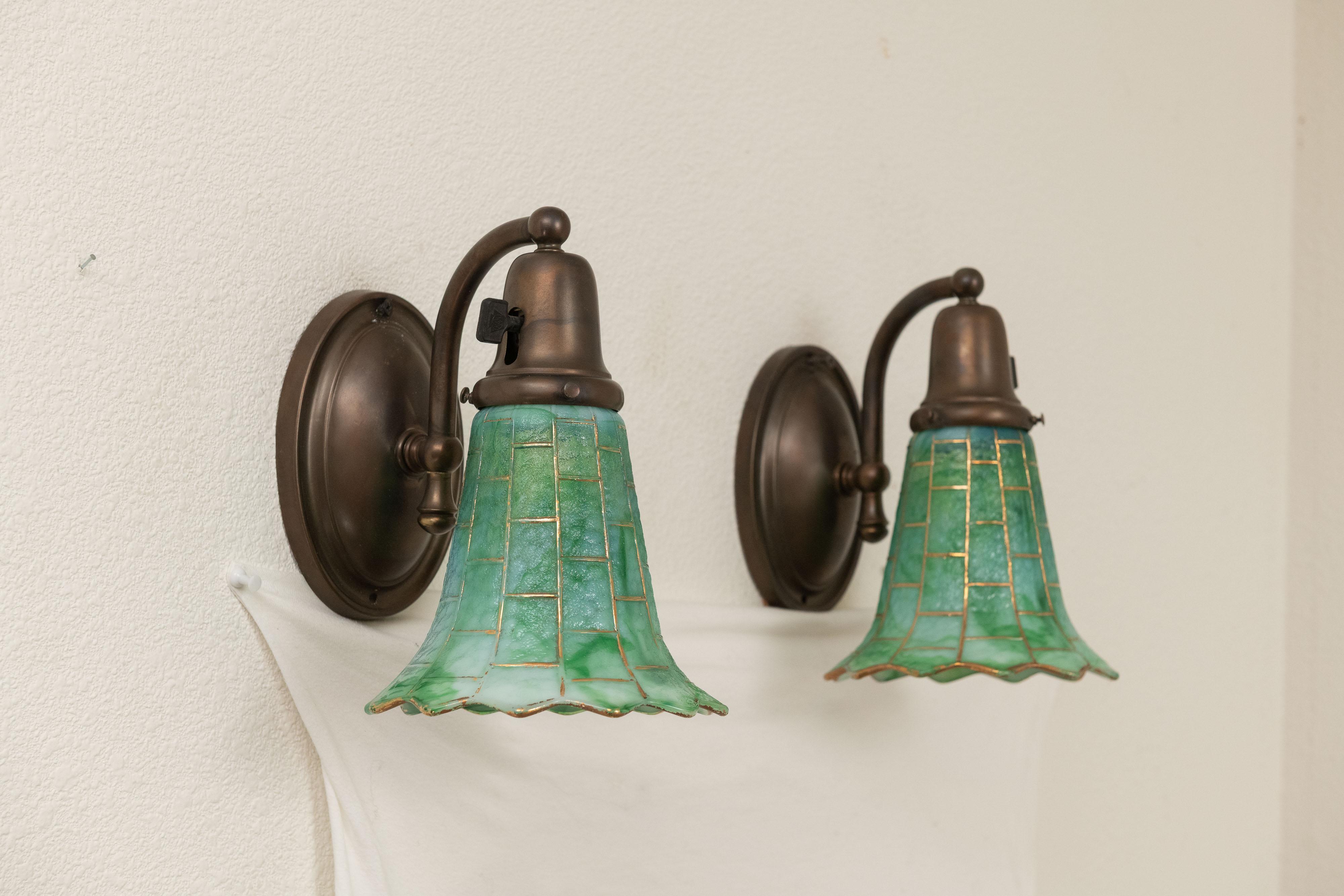 Moulage Paire d'appliques Arts & Crafts en bronze avec abat-jour en verre Kokomo vert, vers 1910 en vente