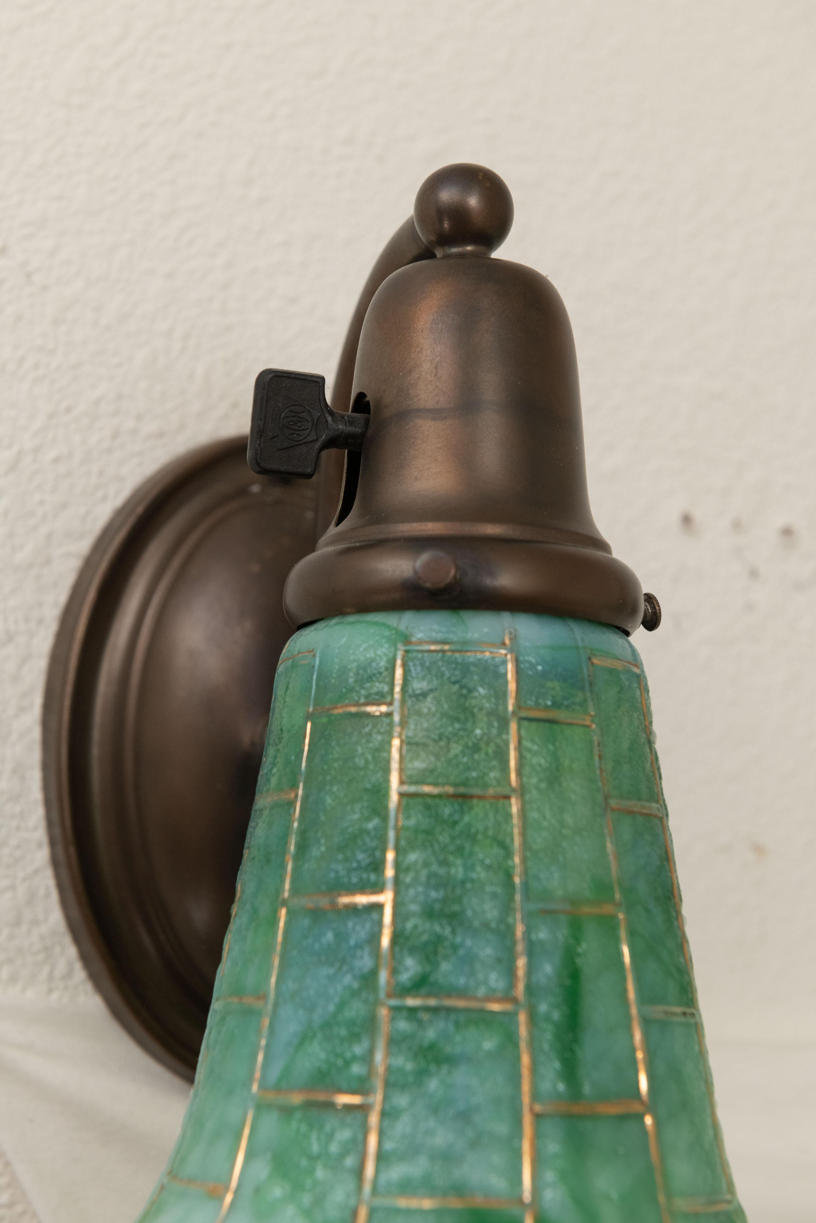 Paire d'appliques Arts & Crafts en bronze avec abat-jour en verre Kokomo vert, vers 1910 Bon état - En vente à Petaluma, CA