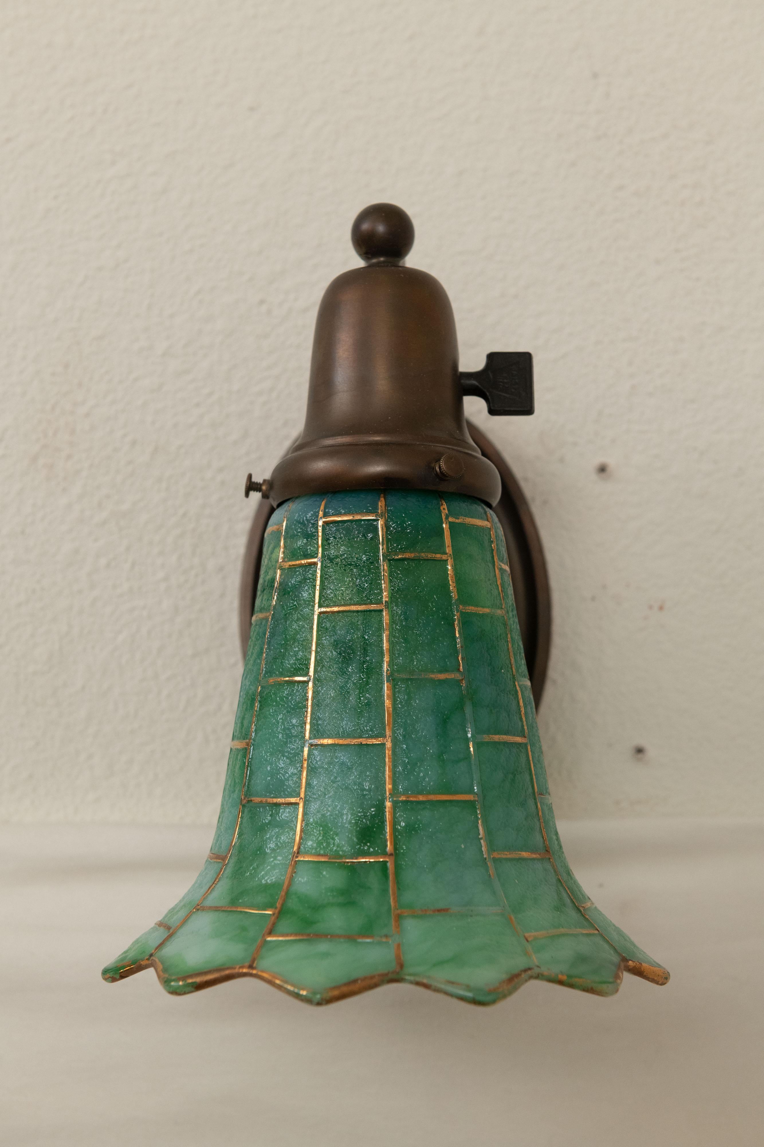Début du 20ème siècle Paire d'appliques Arts & Crafts en bronze avec abat-jour en verre Kokomo vert, vers 1910 en vente