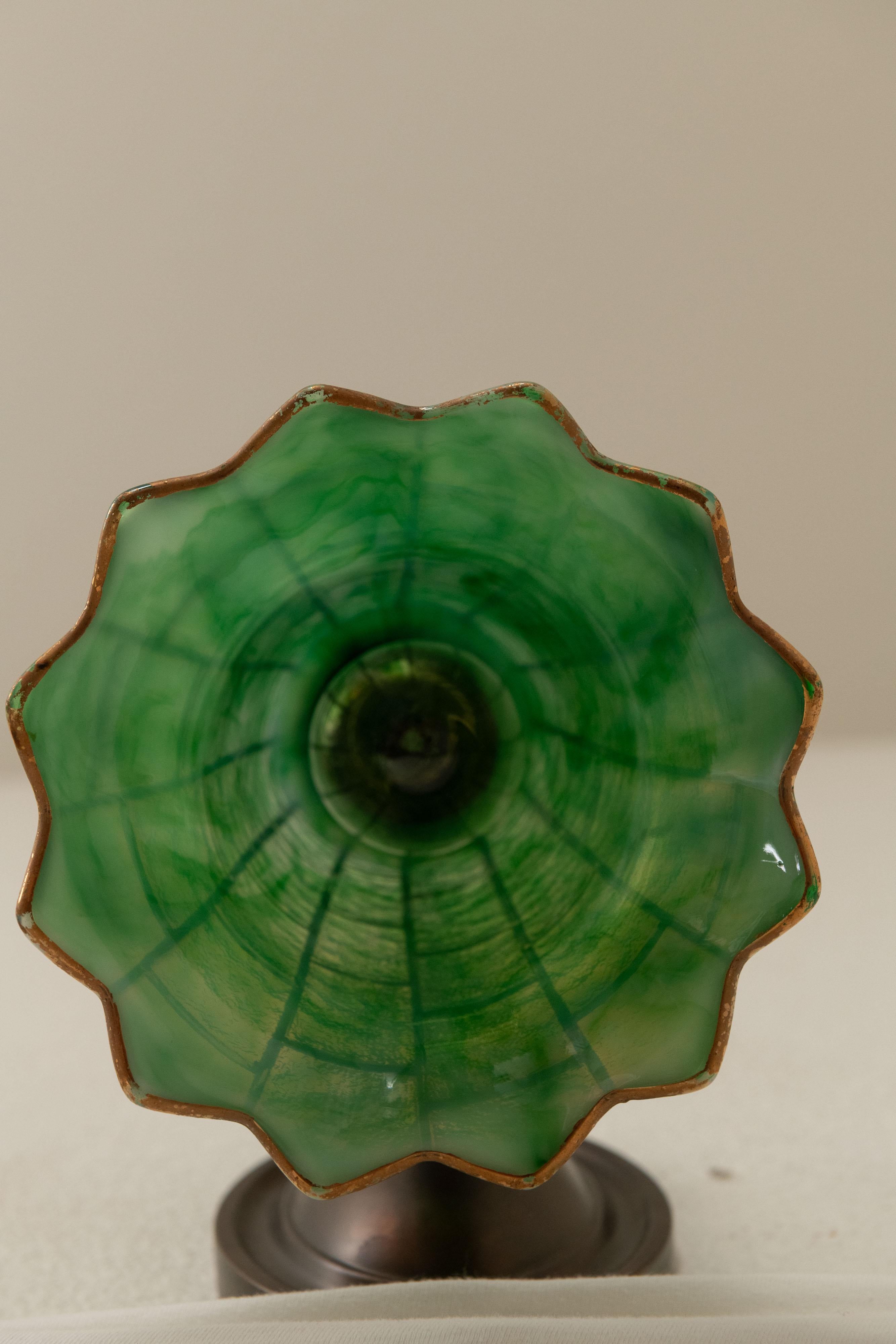Bronze Paire d'appliques Arts & Crafts en bronze avec abat-jour en verre Kokomo vert, vers 1910 en vente