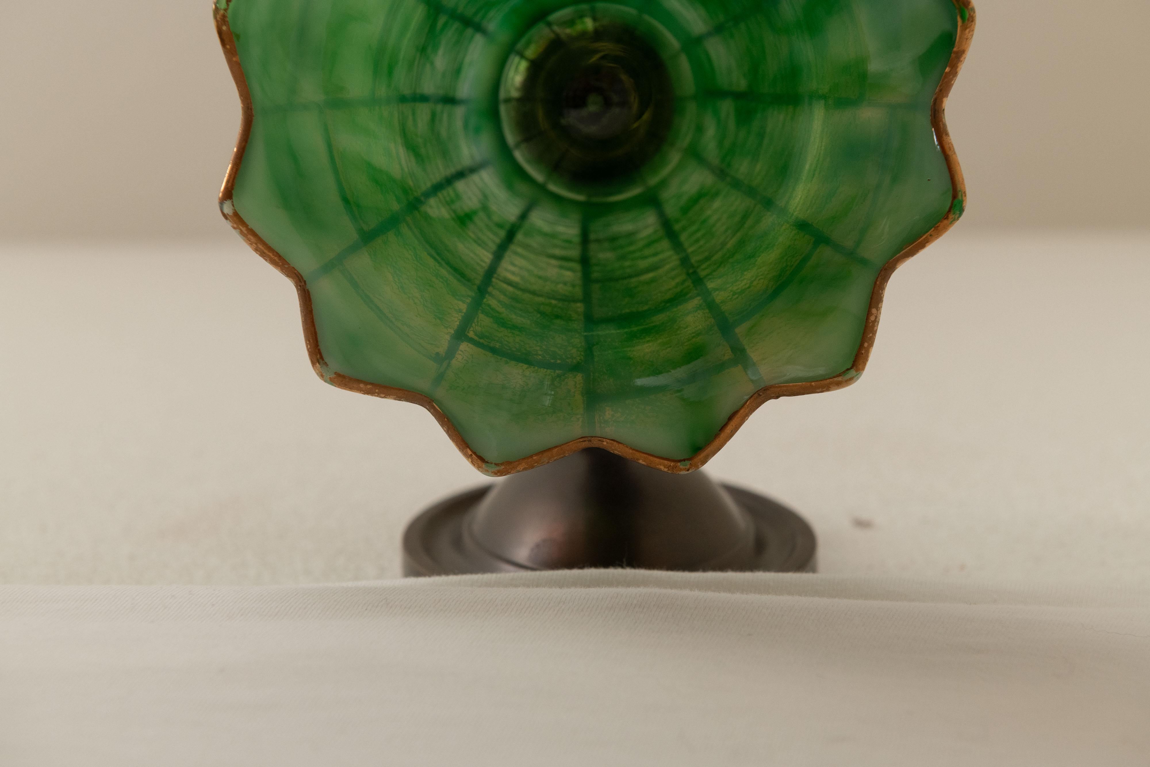 Paire d'appliques Arts & Crafts en bronze avec abat-jour en verre Kokomo vert, vers 1910 en vente 1