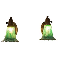 Coppia di lampade in bronzo artistiche e artigianali con paralumi in vetro di Kokomo verde, 1910 ca.