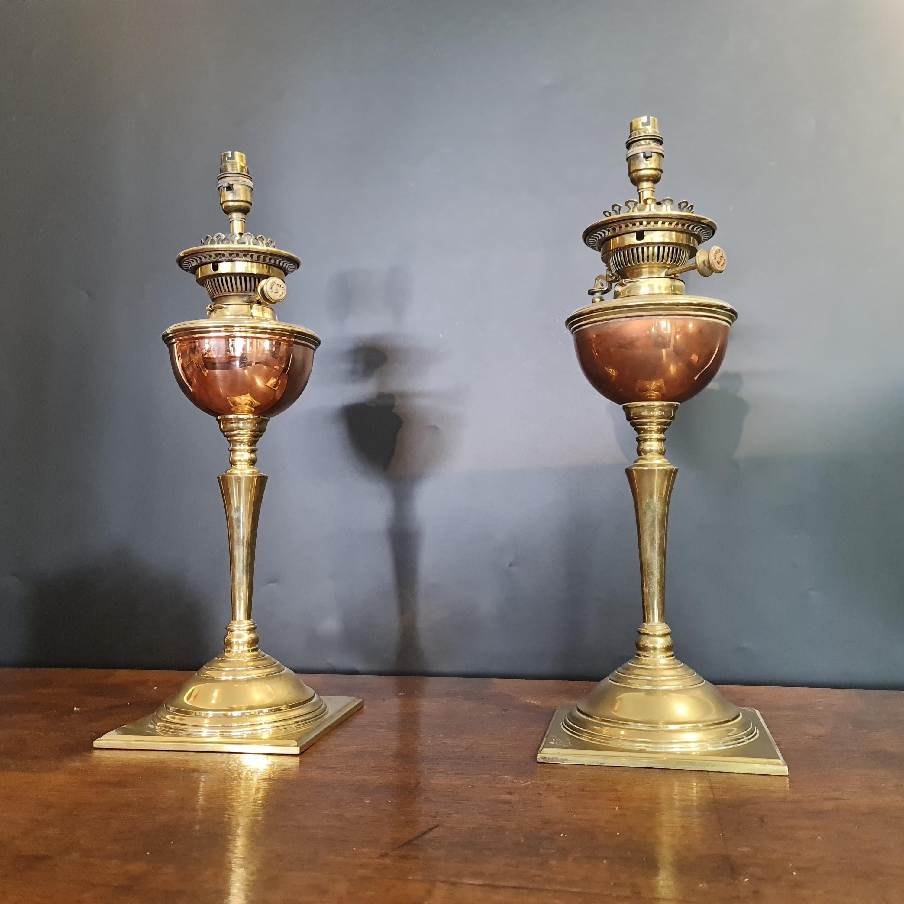 Gutes Paar originaler Öllampen aus Kupfer und Messing des Arts & Crafts Movement, die auf Elektrizität umgestellt wurden  von W. A. S. Benson.  Die Lampen sind derzeit unverdrahtet, werden aber nach Ihren Wünschen verkabelt, was im Preis inbegriffen