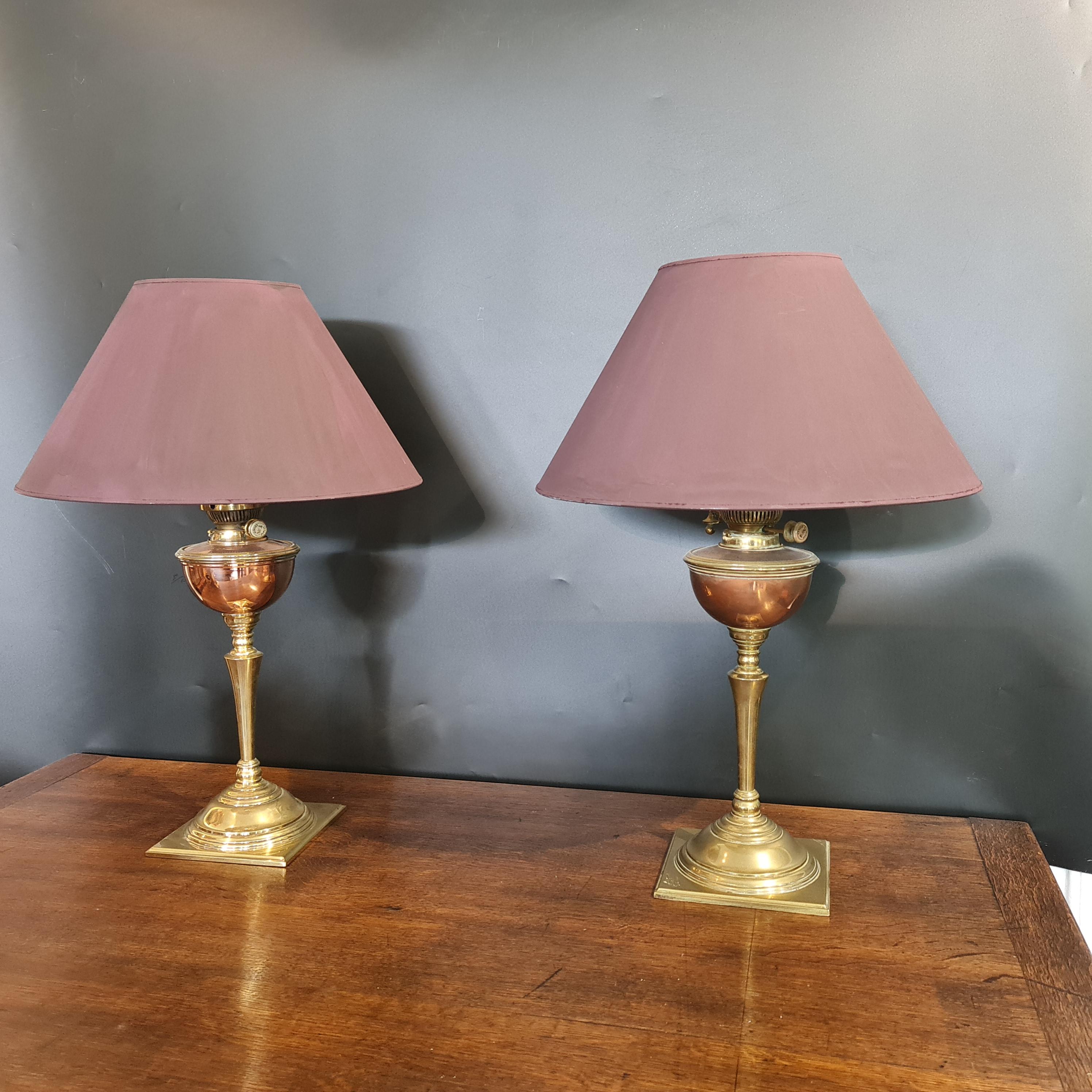 Paar Arts & Crafts Kupfer & Messing umgewandelt Öllampen  von W. A. S. Benson (19. Jahrhundert) im Angebot
