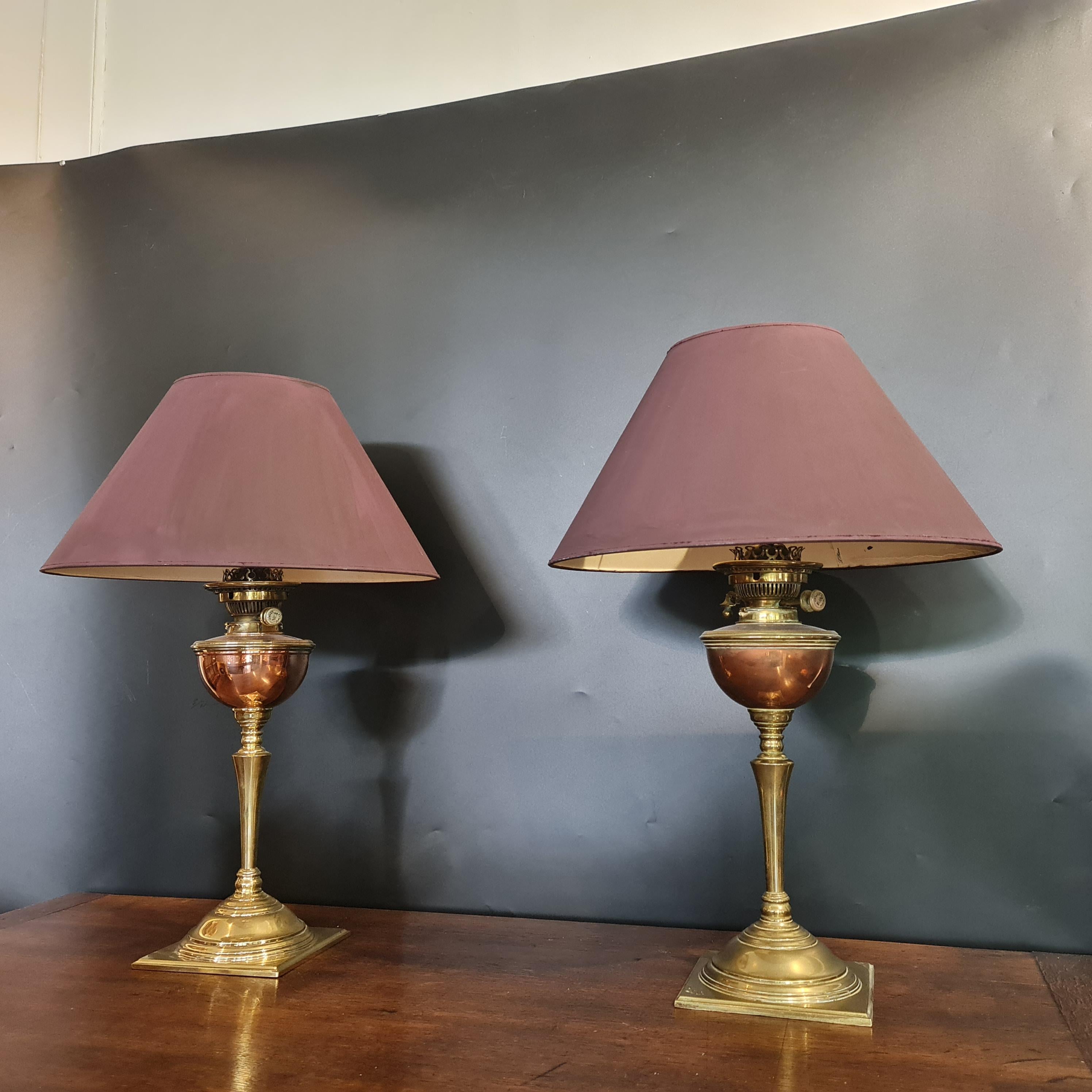 Paar Arts & Crafts Kupfer & Messing umgewandelt Öllampen  von W. A. S. Benson im Angebot 1