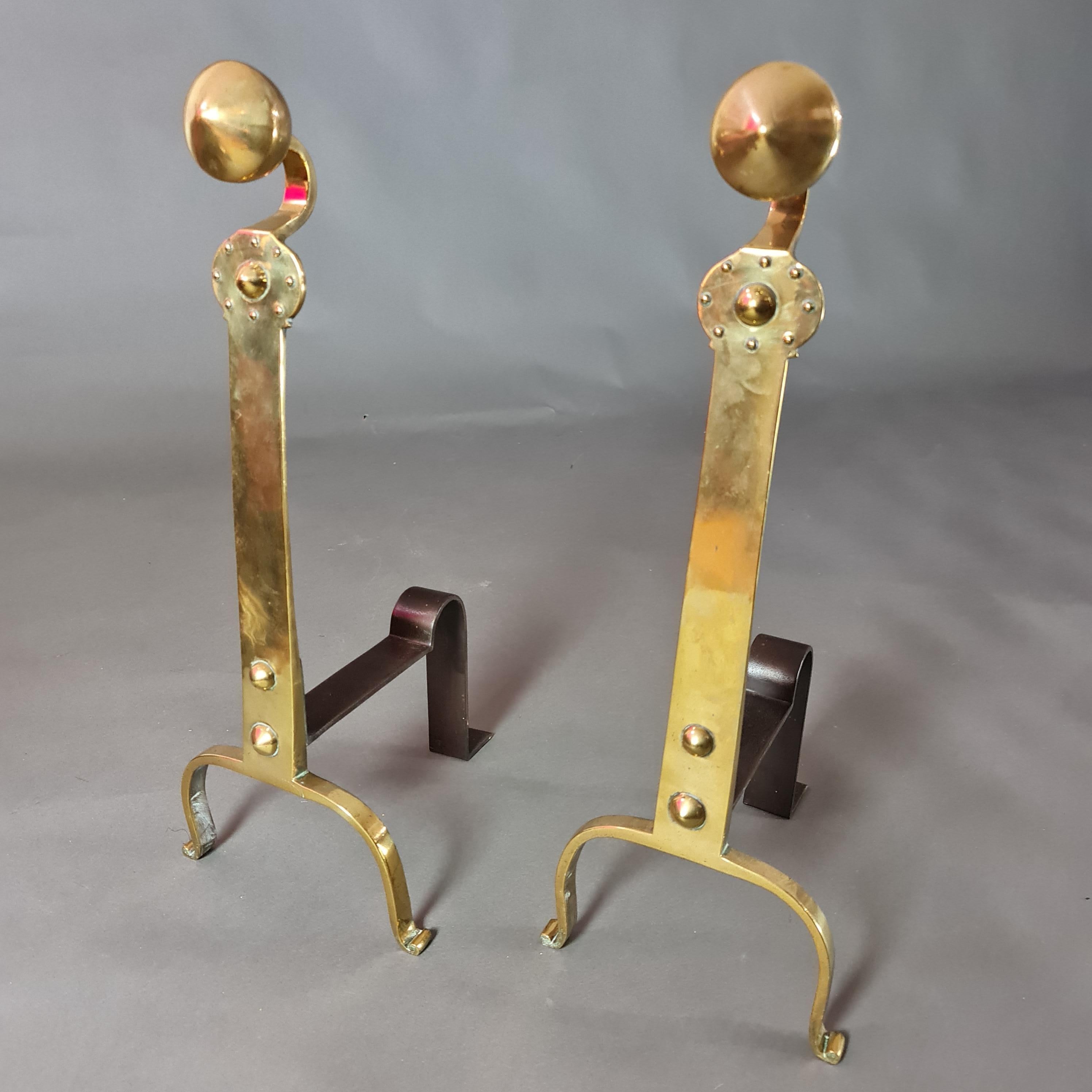 Arts and Crafts Paire de chiens de feu ou de chenets de l'école Cotswolds Arts & Crafts en vente