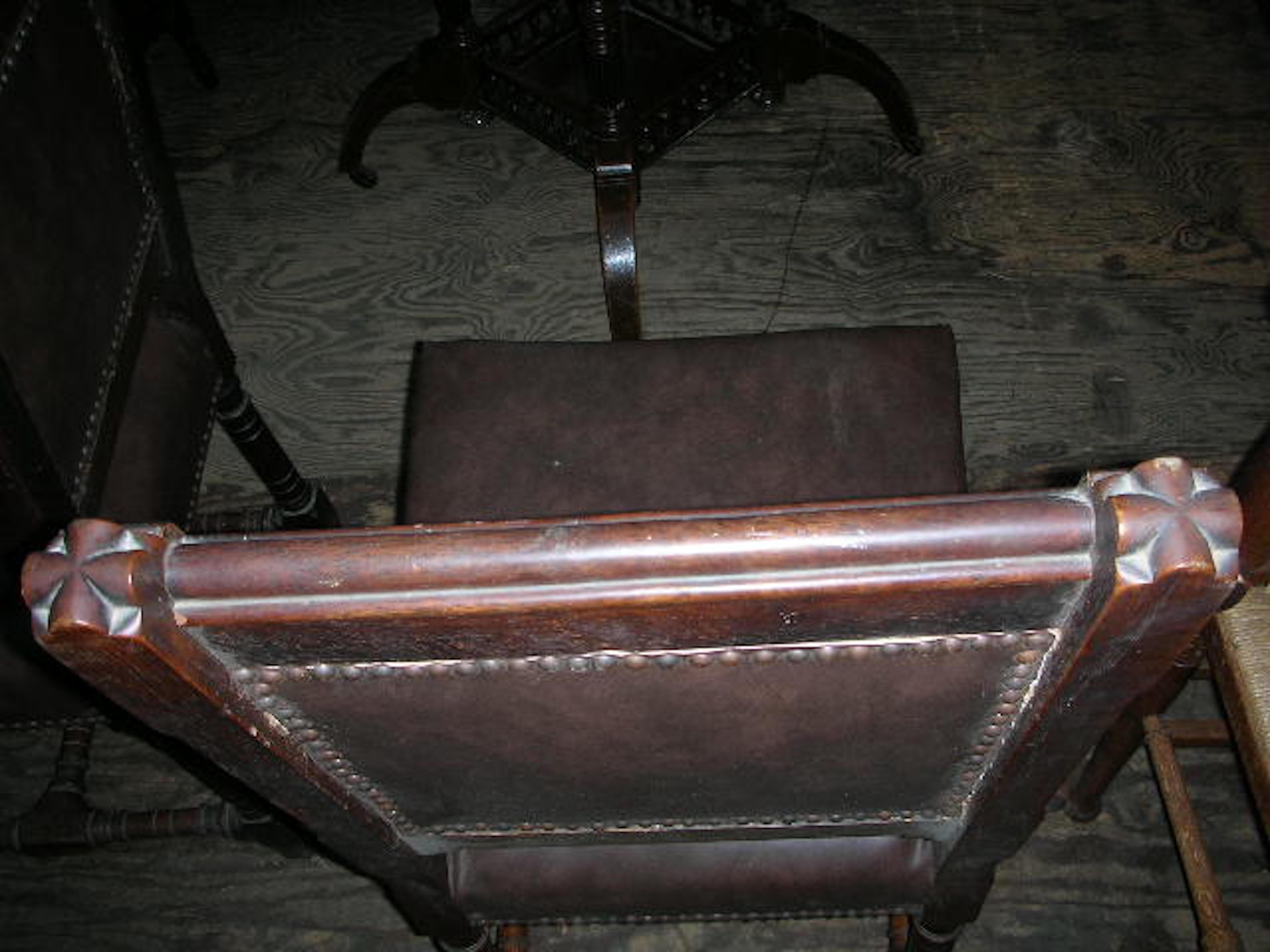 XIXe siècle Paire de chaises de salle à manger en chêne de style néo-gothique Seddon de John Pollard. 4 autres disponibles en vente