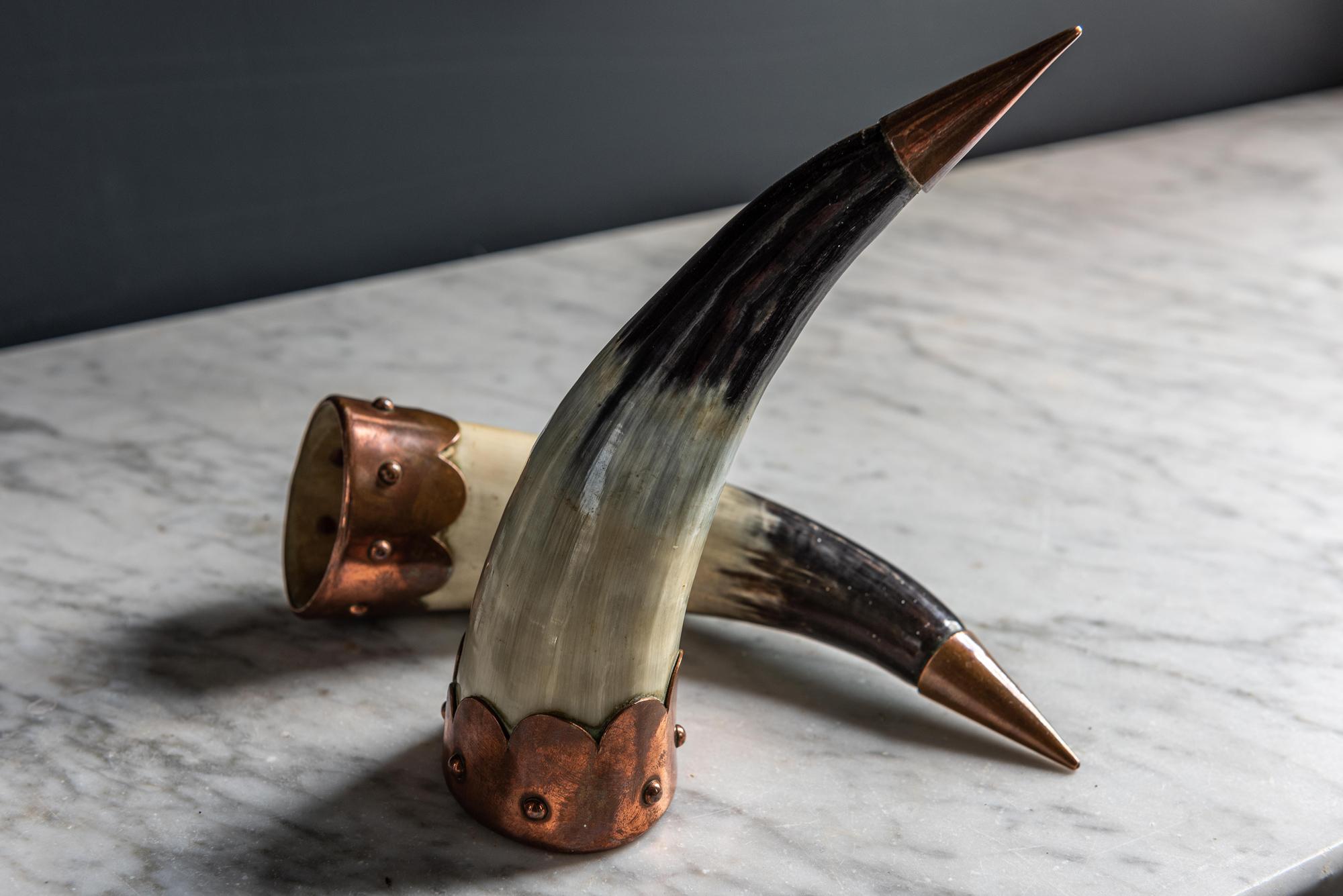 Pair of Arts & Crafts drinking horns, late 19th century.
Decorative horns with riveted copper bands and tips.

Measures: H 22, D 3 cm, W 3 cm.

   