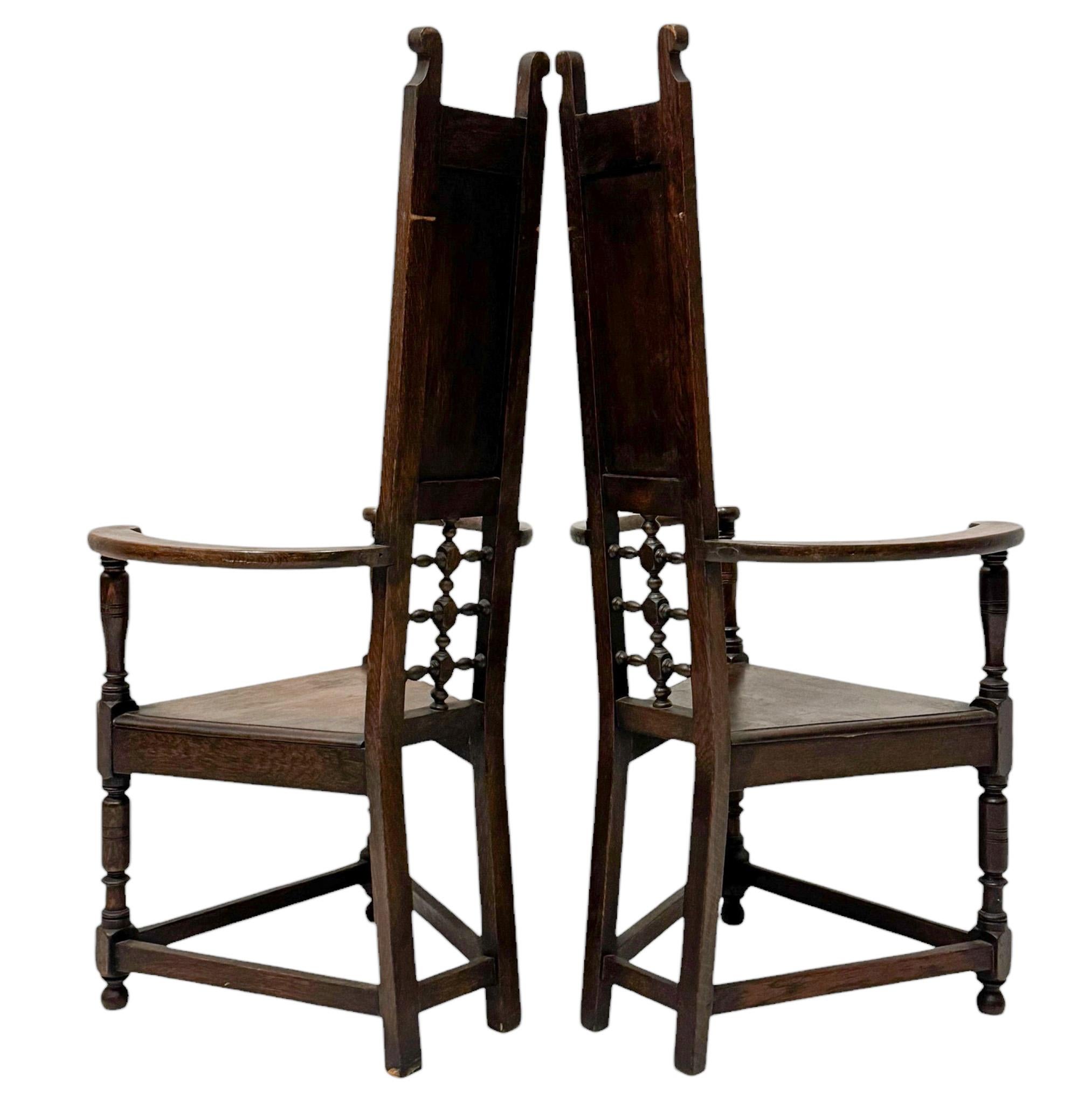 Stunning and elegant pair of Arts & Crafts armchairs.
Striking English design from the 1900s.
Solid oak frames with nicely curved armrests.
The back rest
This wonderful pair of Arts & Crafts armchairs is in very good condition with minor wear