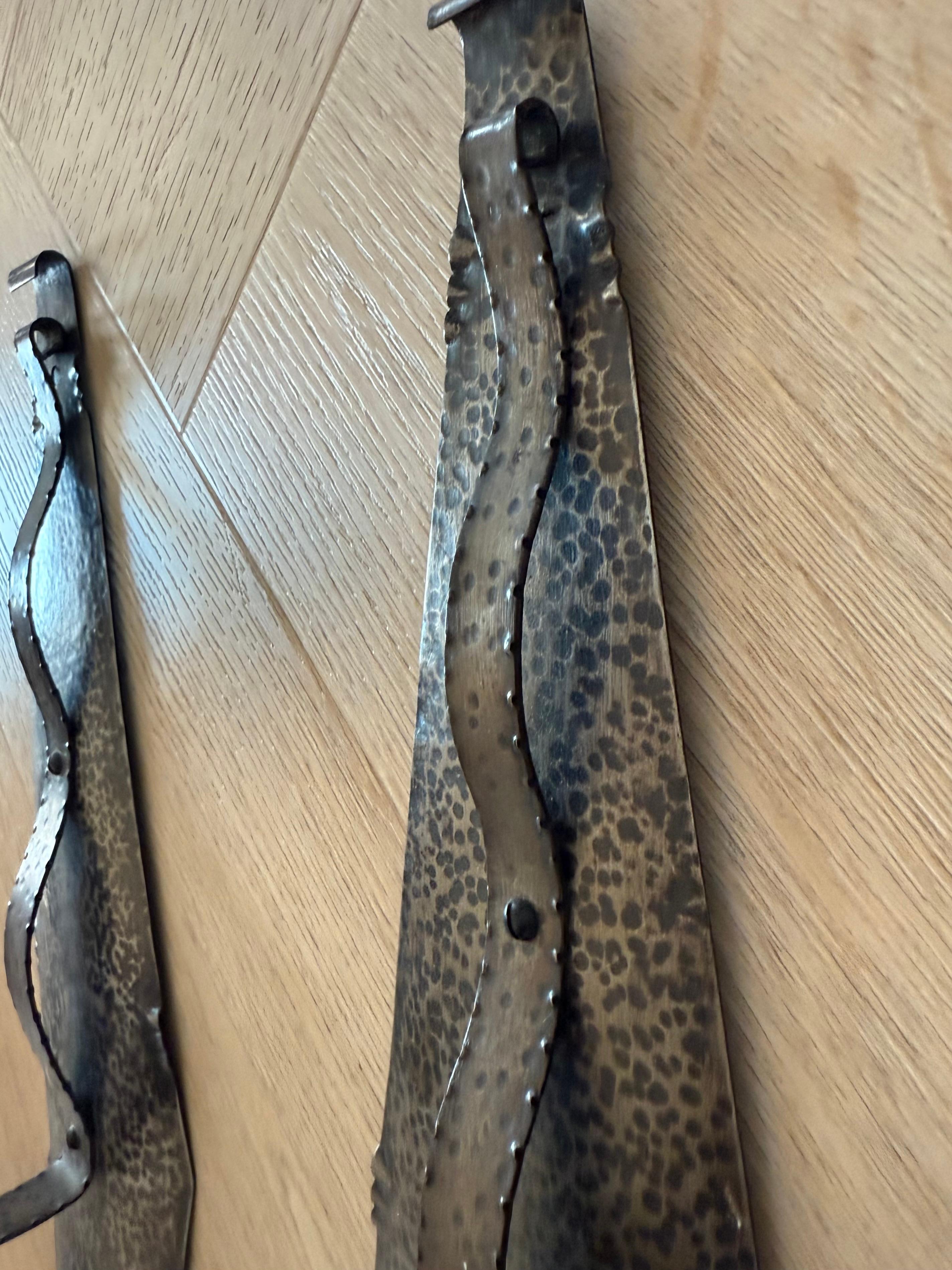 Pair of Arts & Crafts Hand-Hammered Wrought Iron Wall Sconces, 1920s In Excellent Condition For Sale In Lisse, NL
