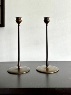 Paire de chandeliers de style Jarvis Arts & Crafts fabriqués par Virginia Metalcrafters