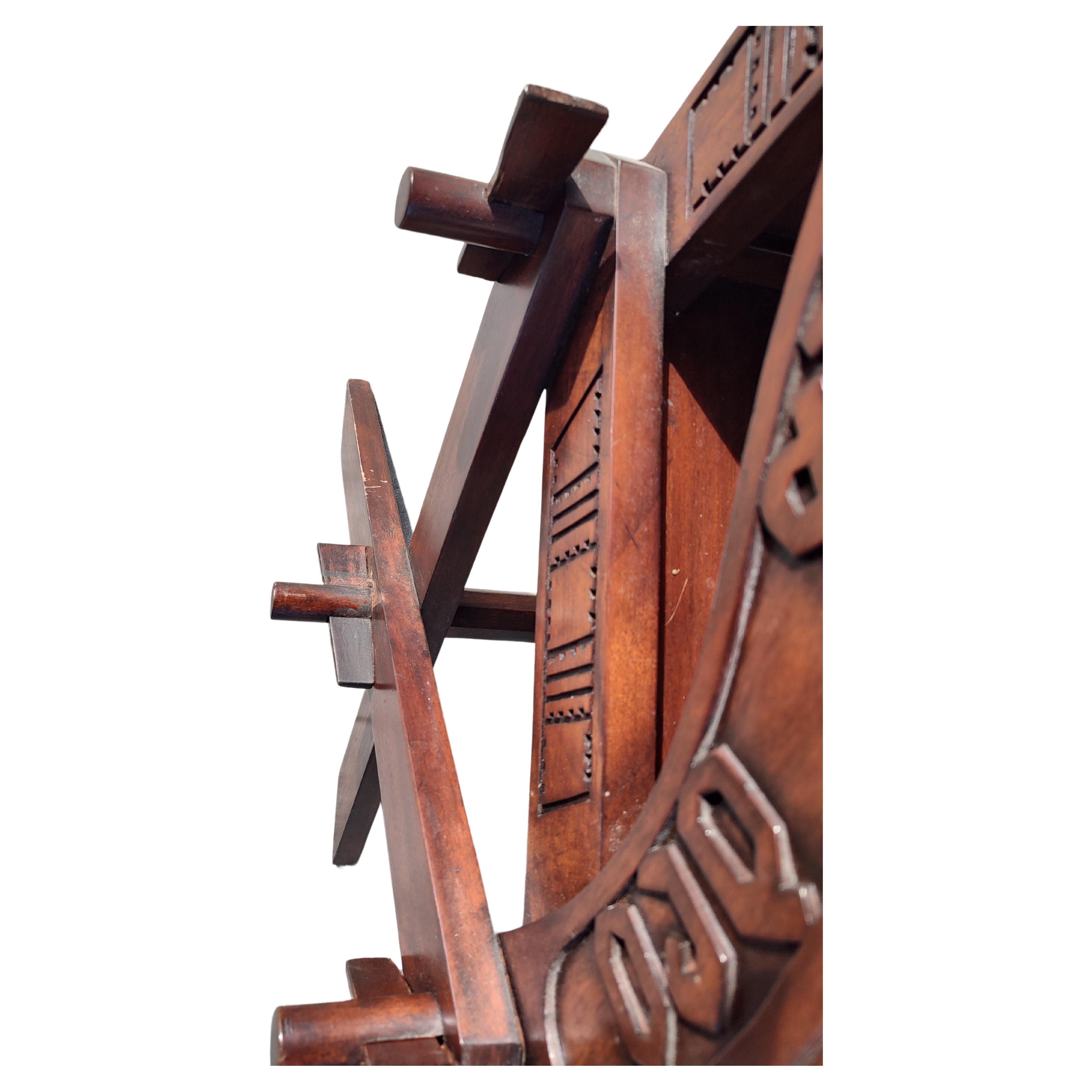 Scozzese Coppia di sedie Glastonbury in mogano Art & Crafts, altamente intagliate in vendita