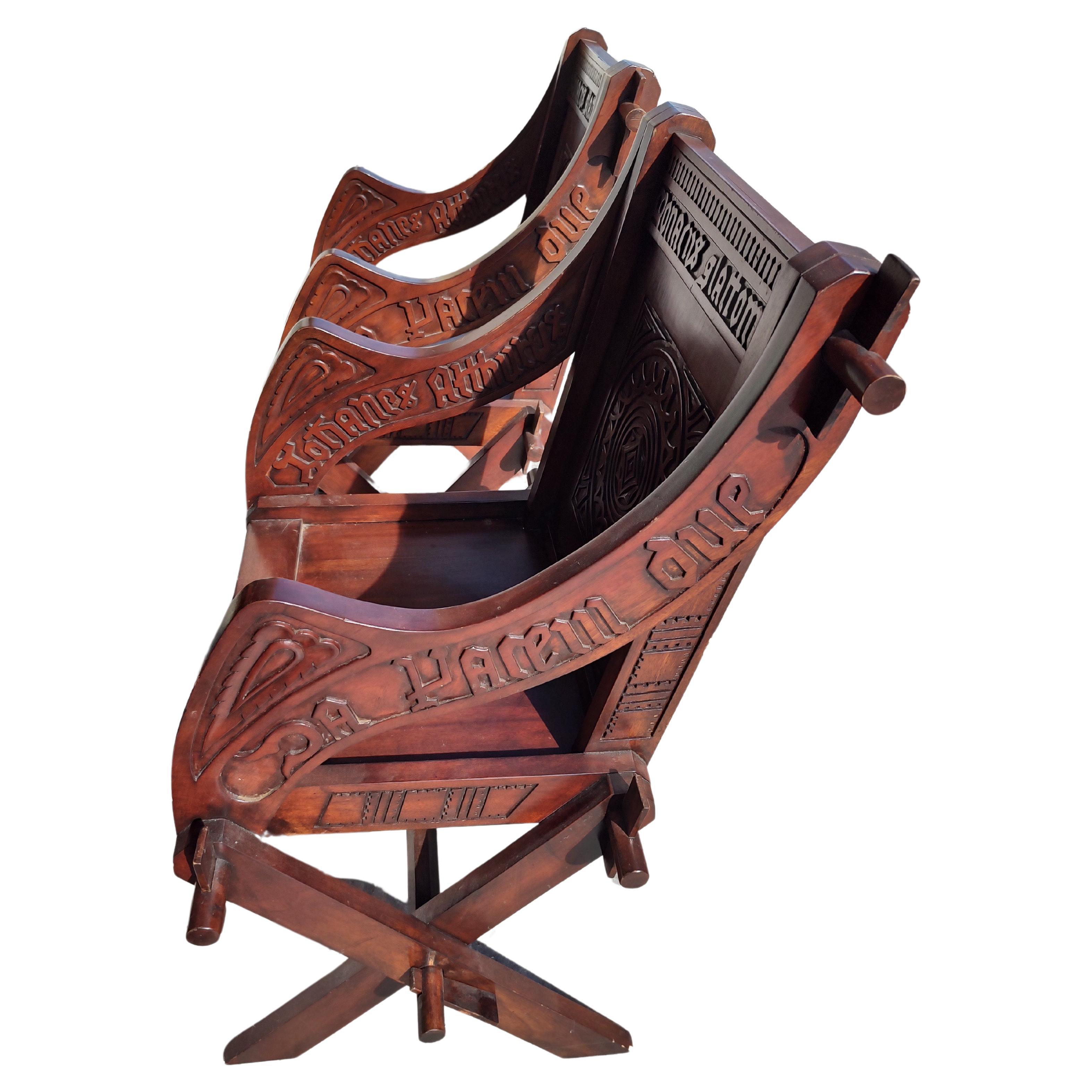 Mogano Coppia di sedie Glastonbury in mogano Art & Crafts, altamente intagliate in vendita