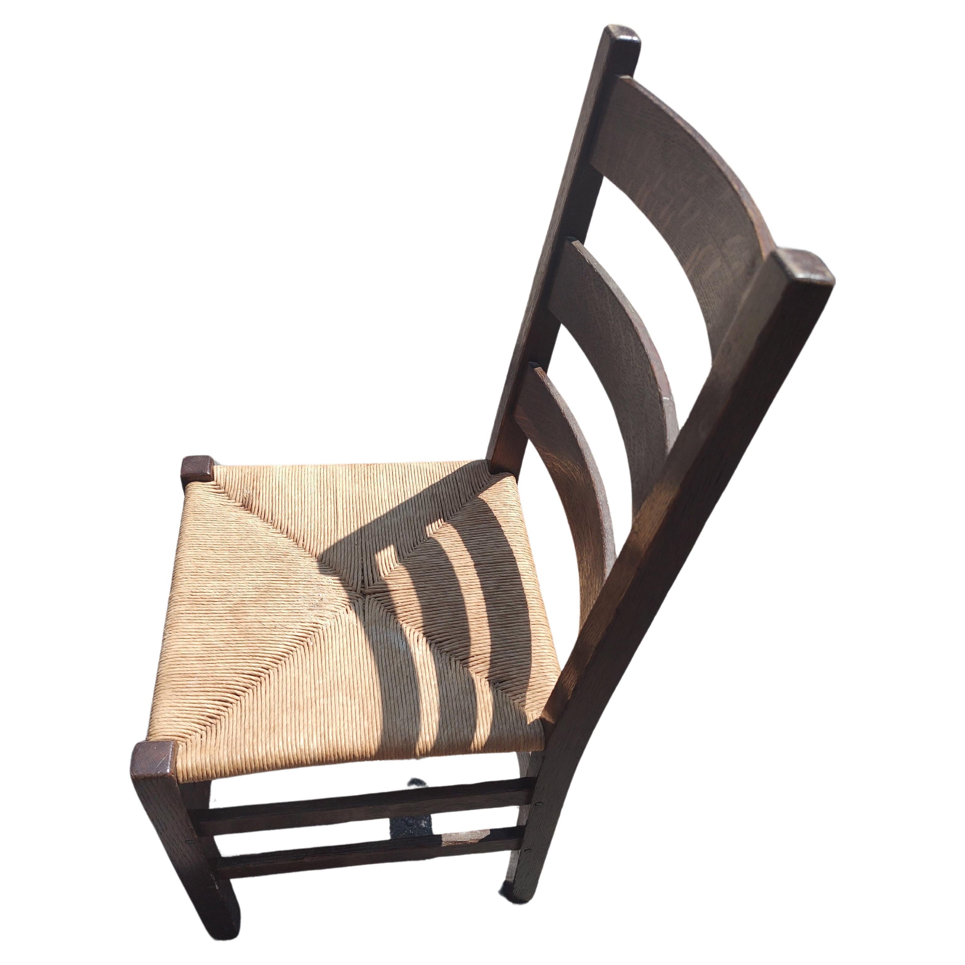 Fabelhaftes einfaches und elegantes Paar Beistellstühle mit Binsensitzen von Gustav Stickley # 370 im Katalog. Leiterrücken und geschwungene Form für mehr Komfort. Die Stühle wurden wahrscheinlich vor ein paar Jahren mit frischem Binsen neu