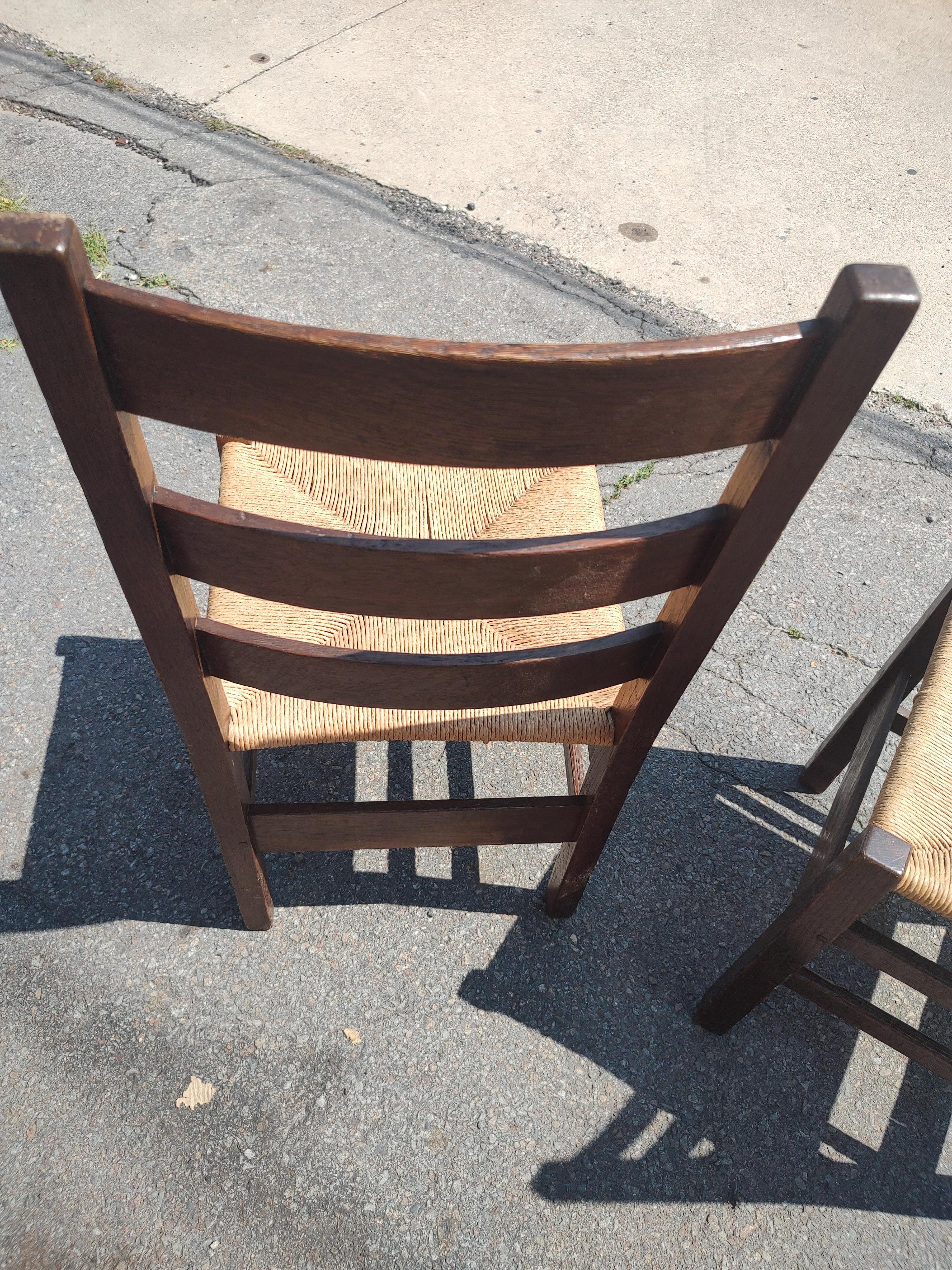 Jonc Paire de chaises d'appoint Mission en chêne Arts & Crafts par Gustav Stickley C1910 en vente