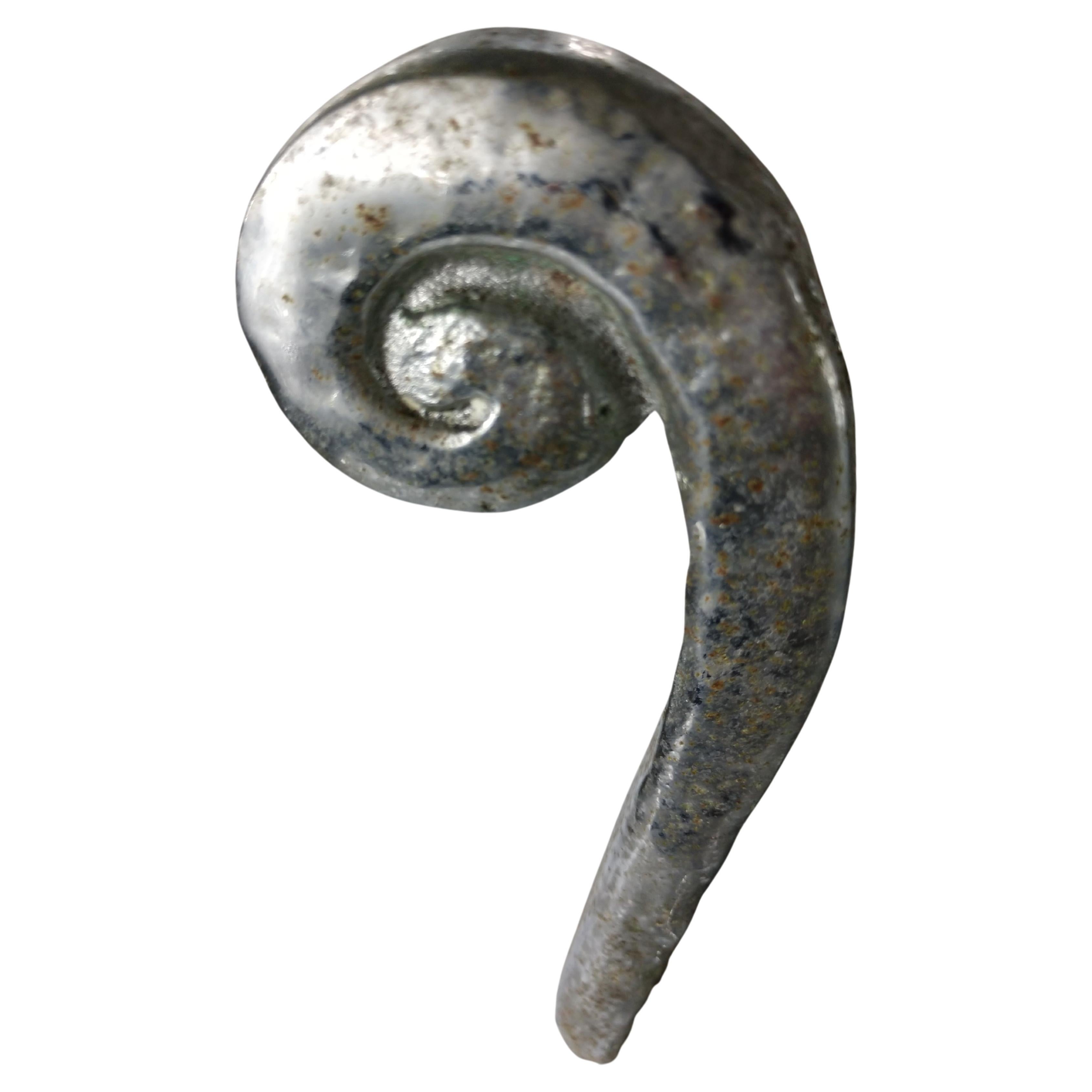 Una rivisitazione in chiave moderna di una coppia di Andirons forgiati a mano in cromo su ferro. Alto, elegante e slanciato. Hai firmato Cahill?