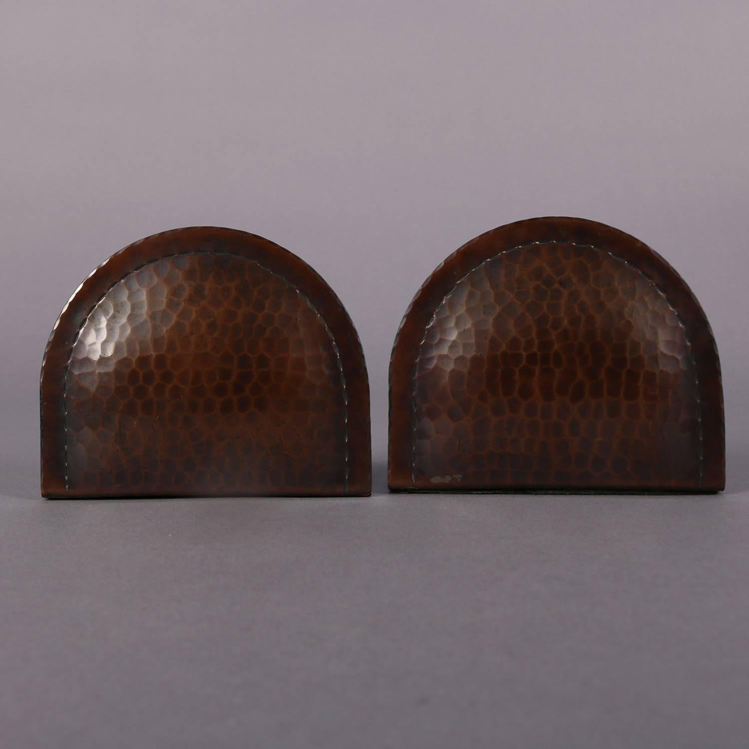 Pair of Arts & Crafts hand-hammered coppered metal bookends in arched convex form by Roycroft, en verso signed, circa 1910.

Measures: 3.5