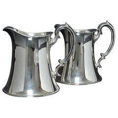 Coppia di brocche per l'acqua in argento Arts & Crafts