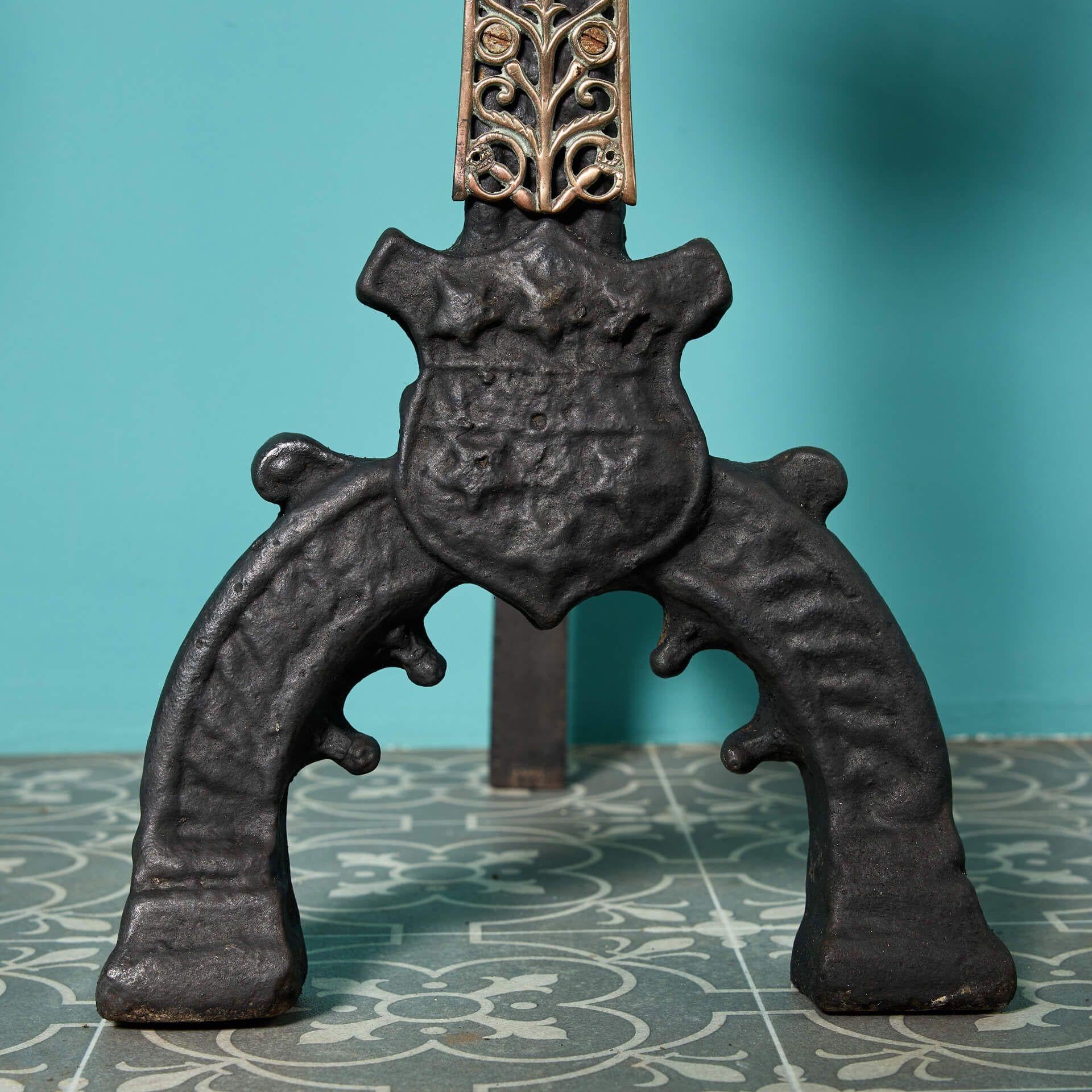 Ein Paar Feuerböcke im Arts and Crafts-Stil im Stil von Ernest Gimson (Gegossen) im Angebot