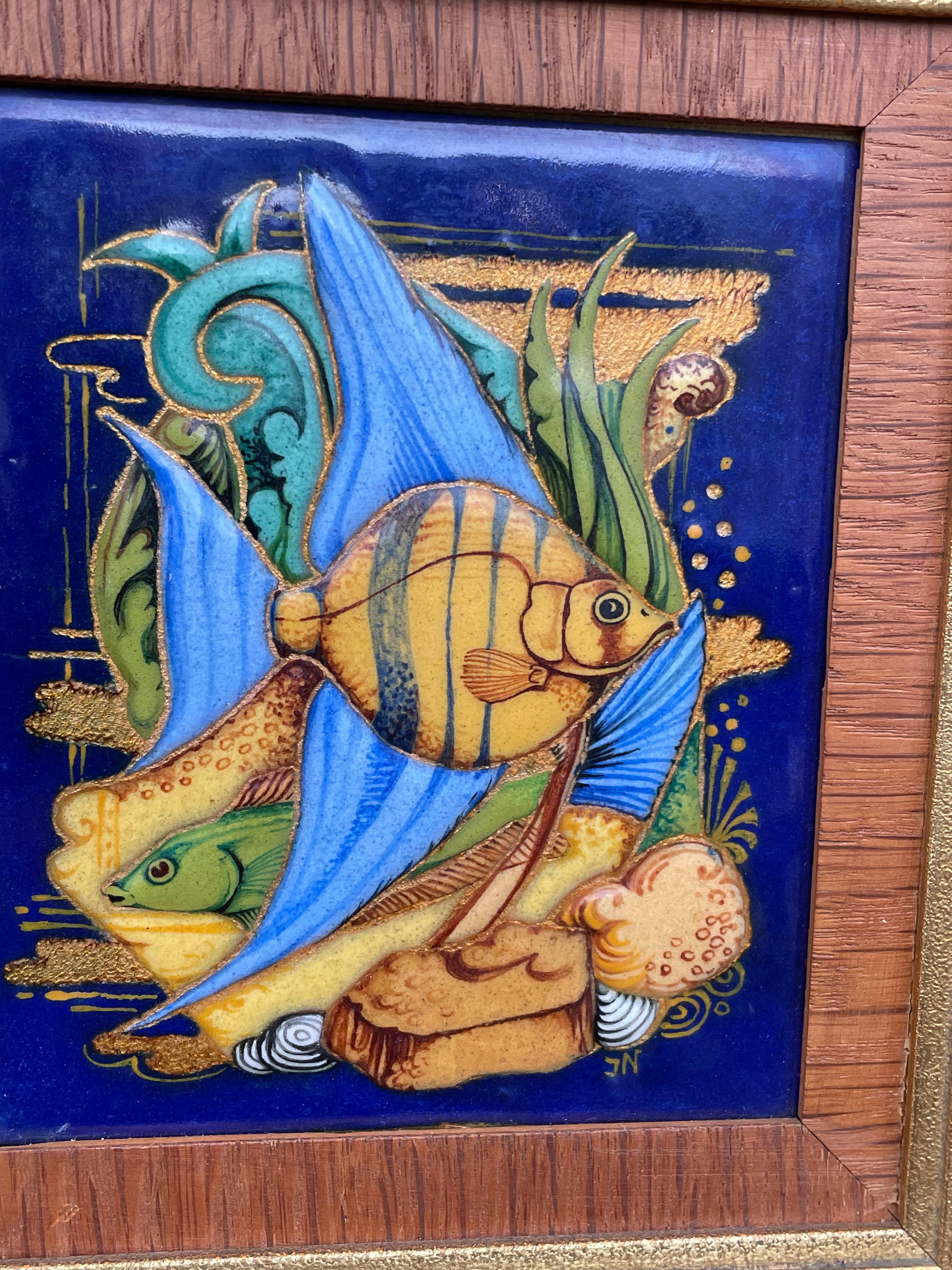 Paire de peintures de poissons tropicaux peintes et émaillées à la main de style Arts & Crafts 1940 en vente 2