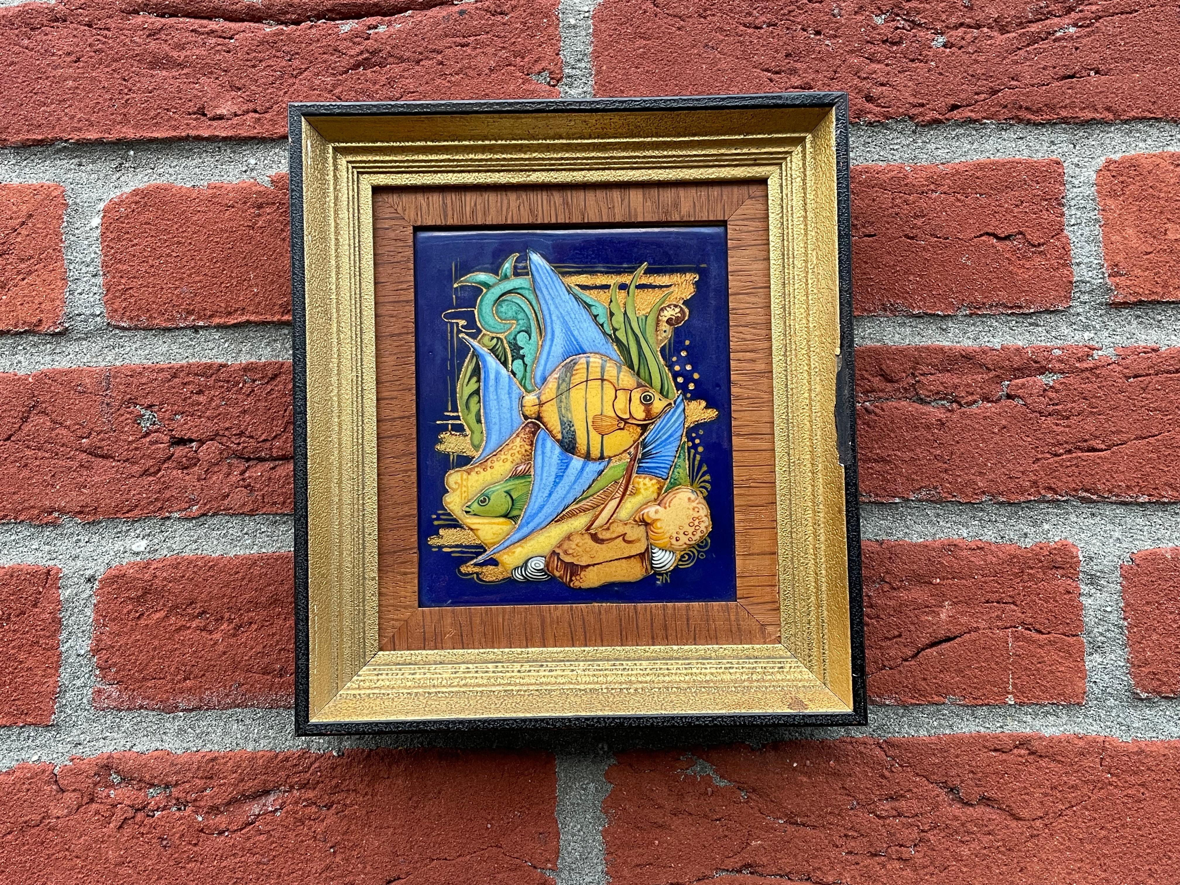 Arts and Crafts Paire de peintures de poissons tropicaux peintes et émaillées à la main de style Arts & Crafts 1940 en vente
