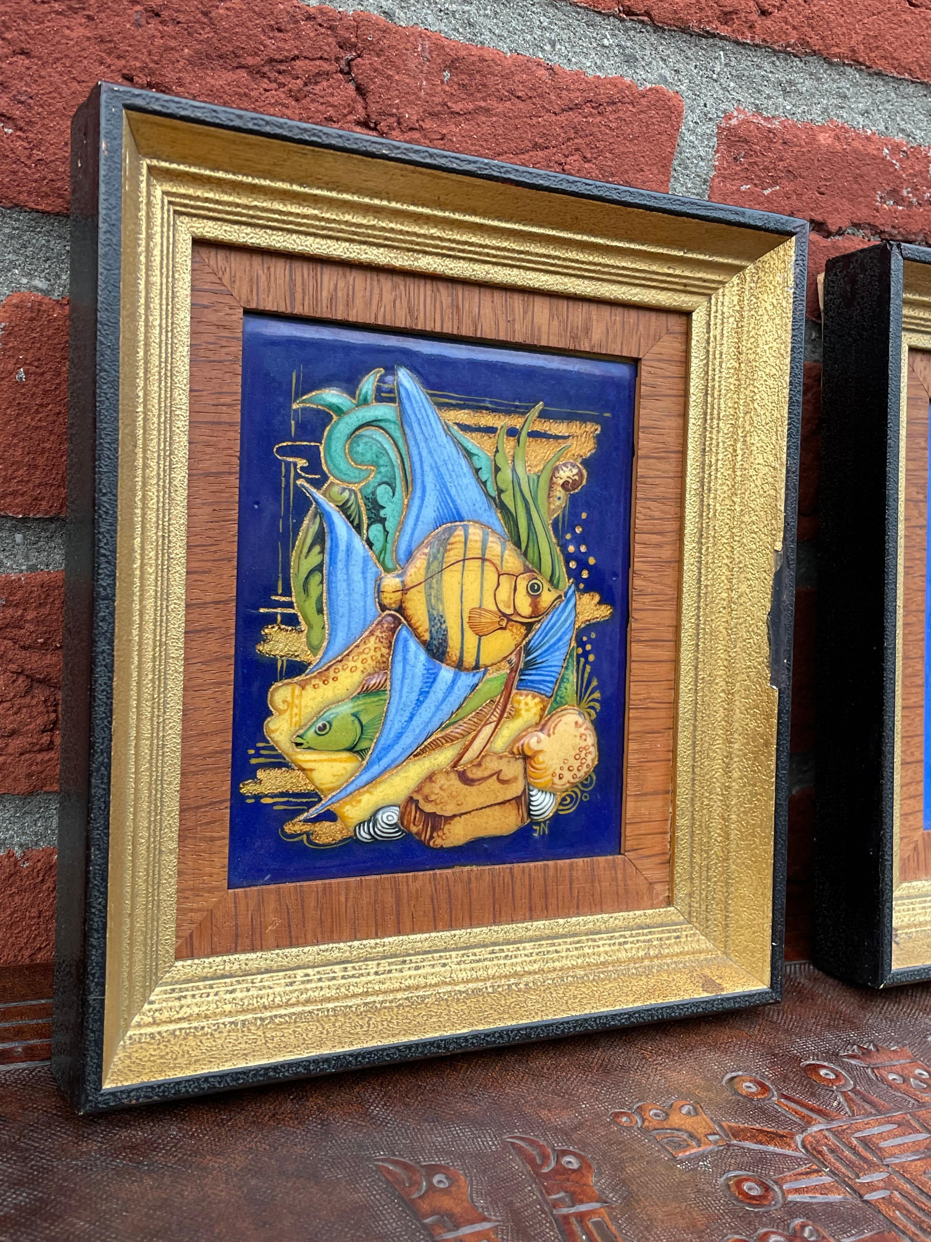 Européen Paire de peintures de poissons tropicaux peintes et émaillées à la main de style Arts & Crafts 1940 en vente