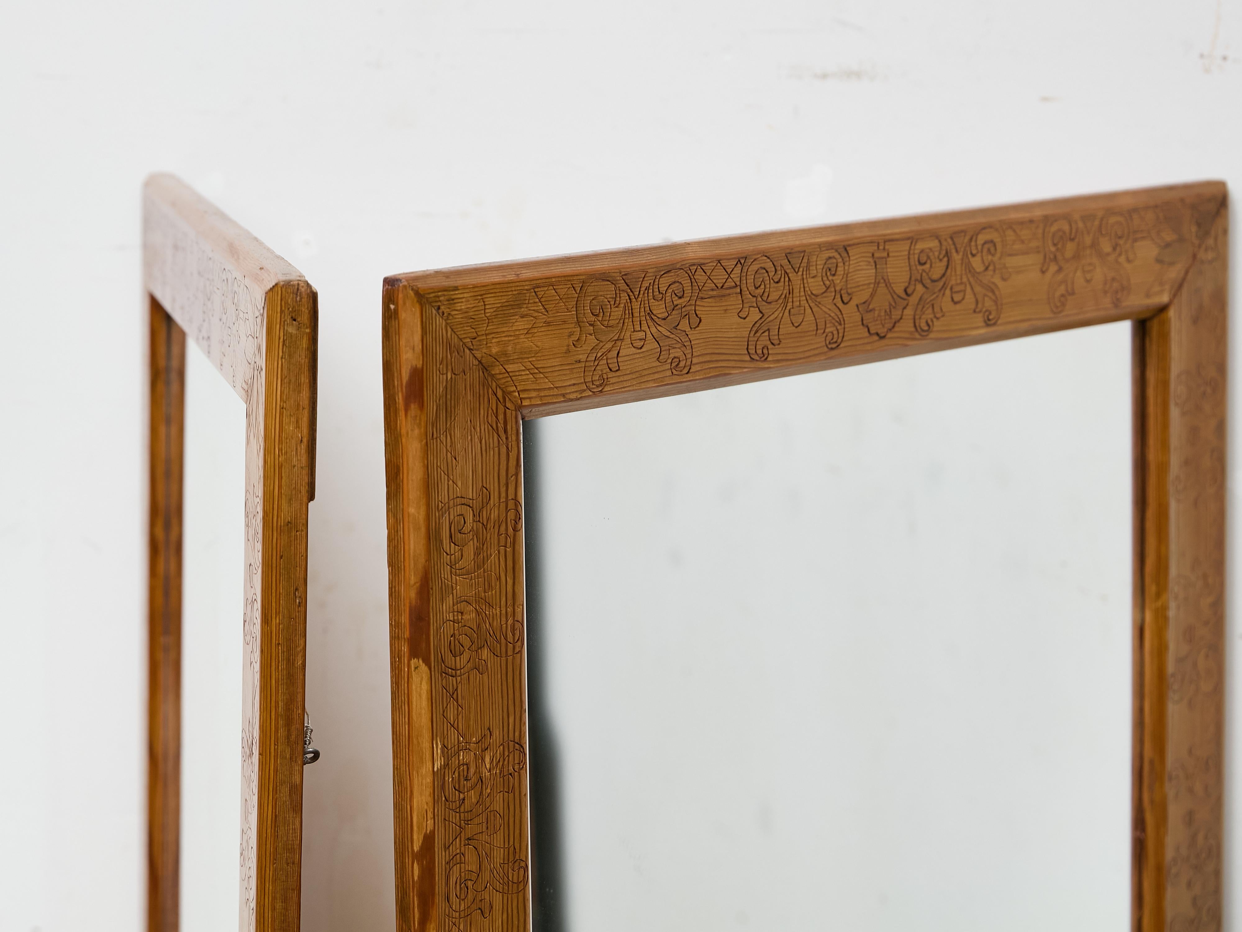 20ième siècle Paire de miroirs en pin de style Arts & Crafts avec cadres sculptés à la main, années 1930-1940 en vente
