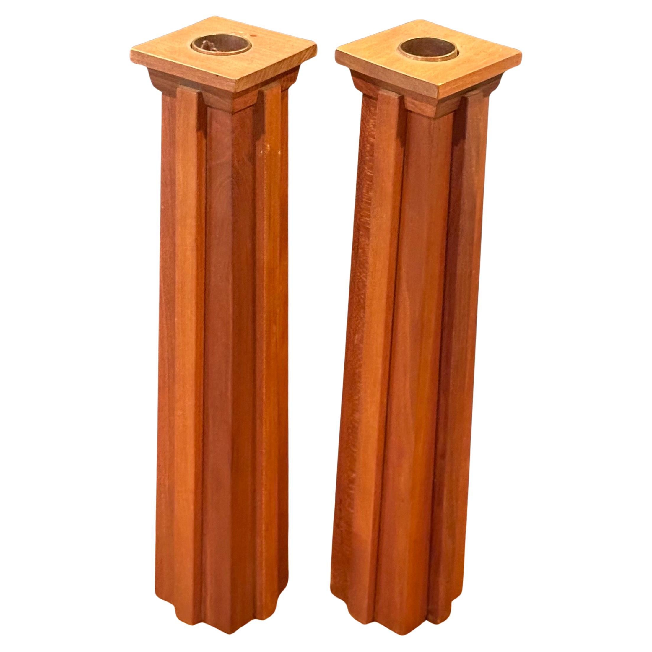 Coppia di candelieri in legno massiccio di ciliegio in stile Arts & Crafts in vendita 4