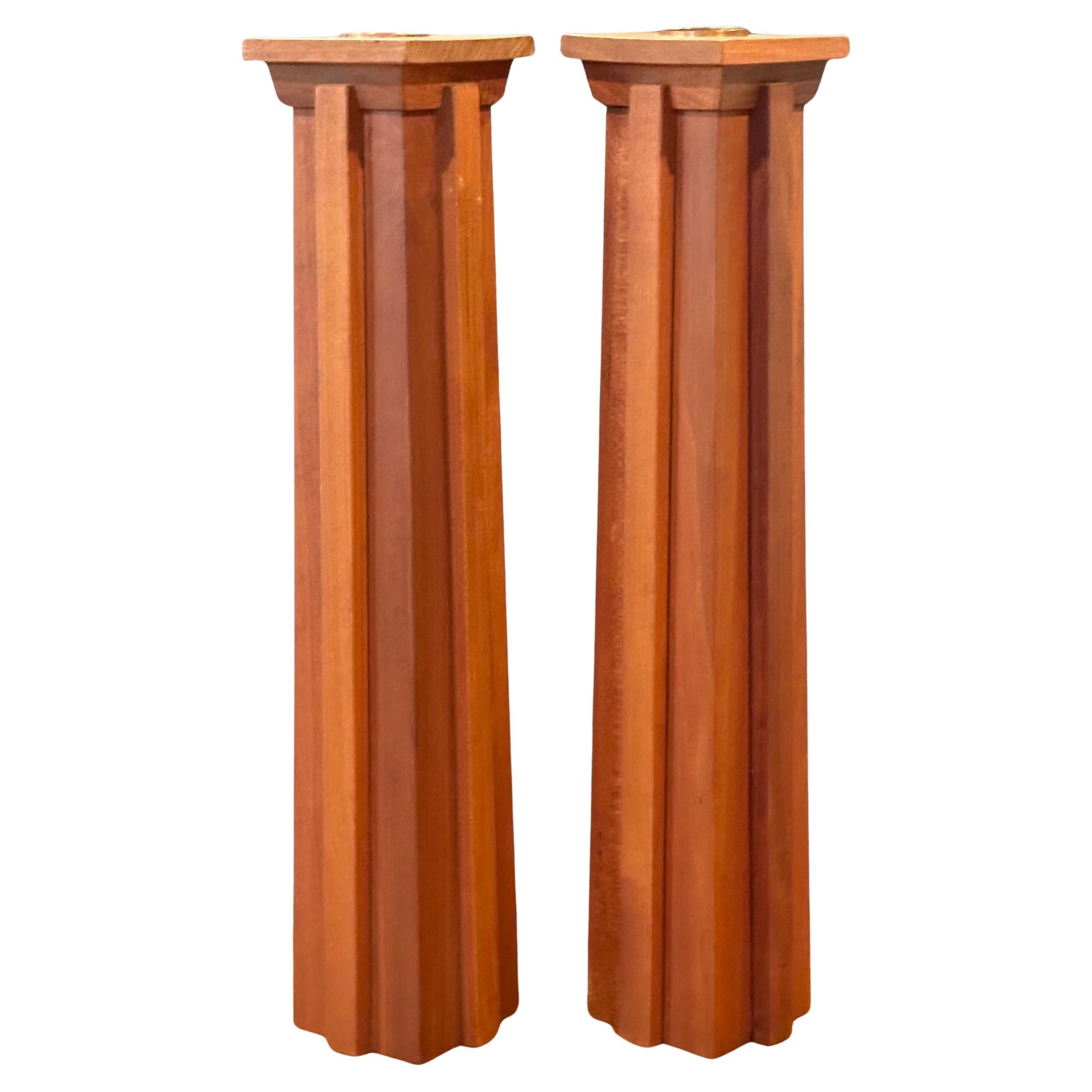Arts and Crafts Coppia di candelieri in legno massiccio di ciliegio in stile Arts & Crafts in vendita