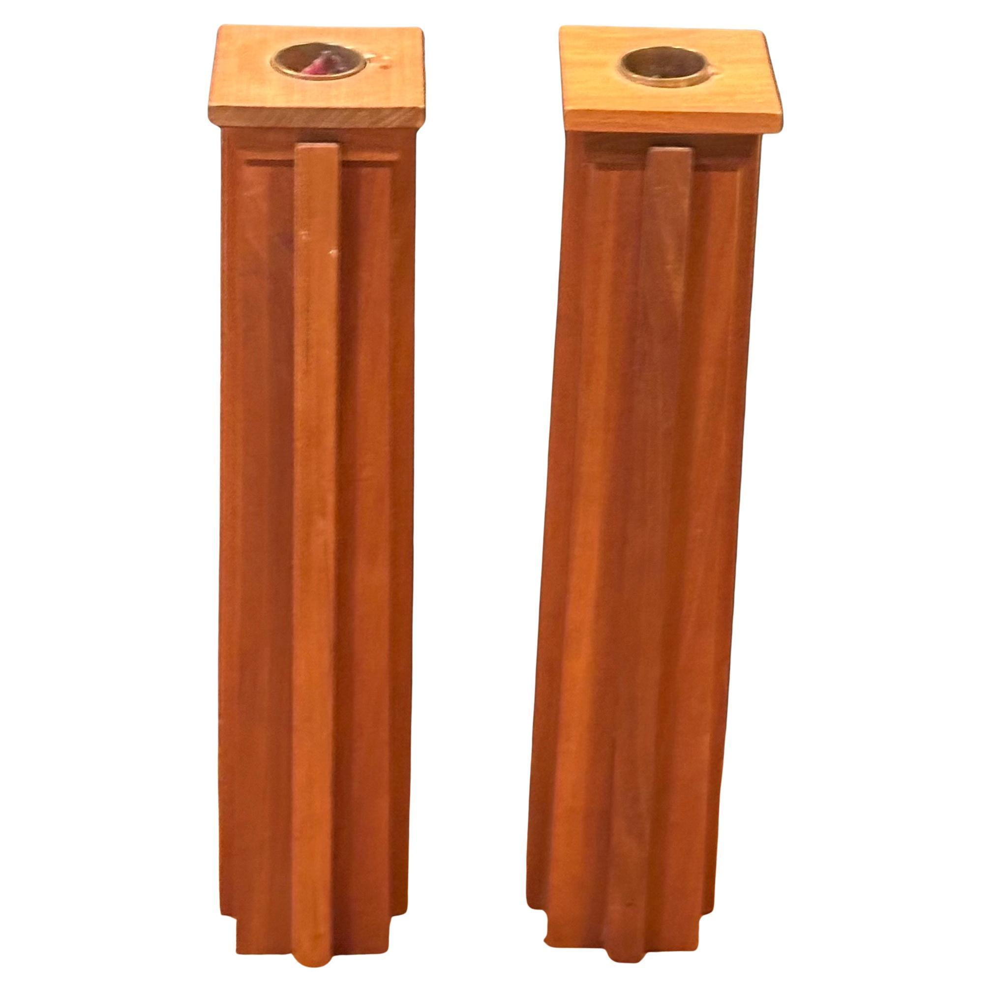 Americano Coppia di candelieri in legno massiccio di ciliegio in stile Arts & Crafts in vendita
