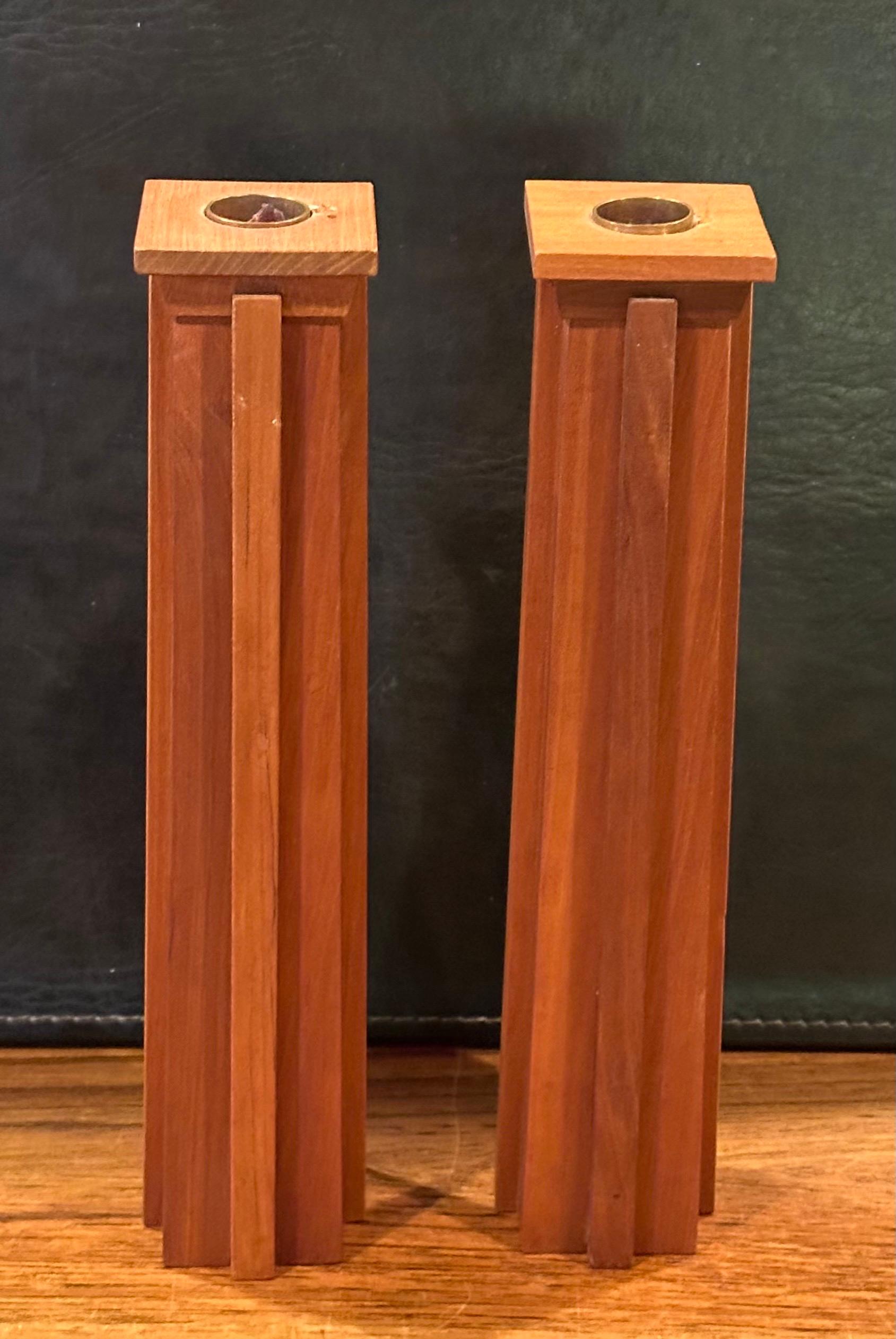 XX secolo Coppia di candelieri in legno massiccio di ciliegio in stile Arts & Crafts in vendita