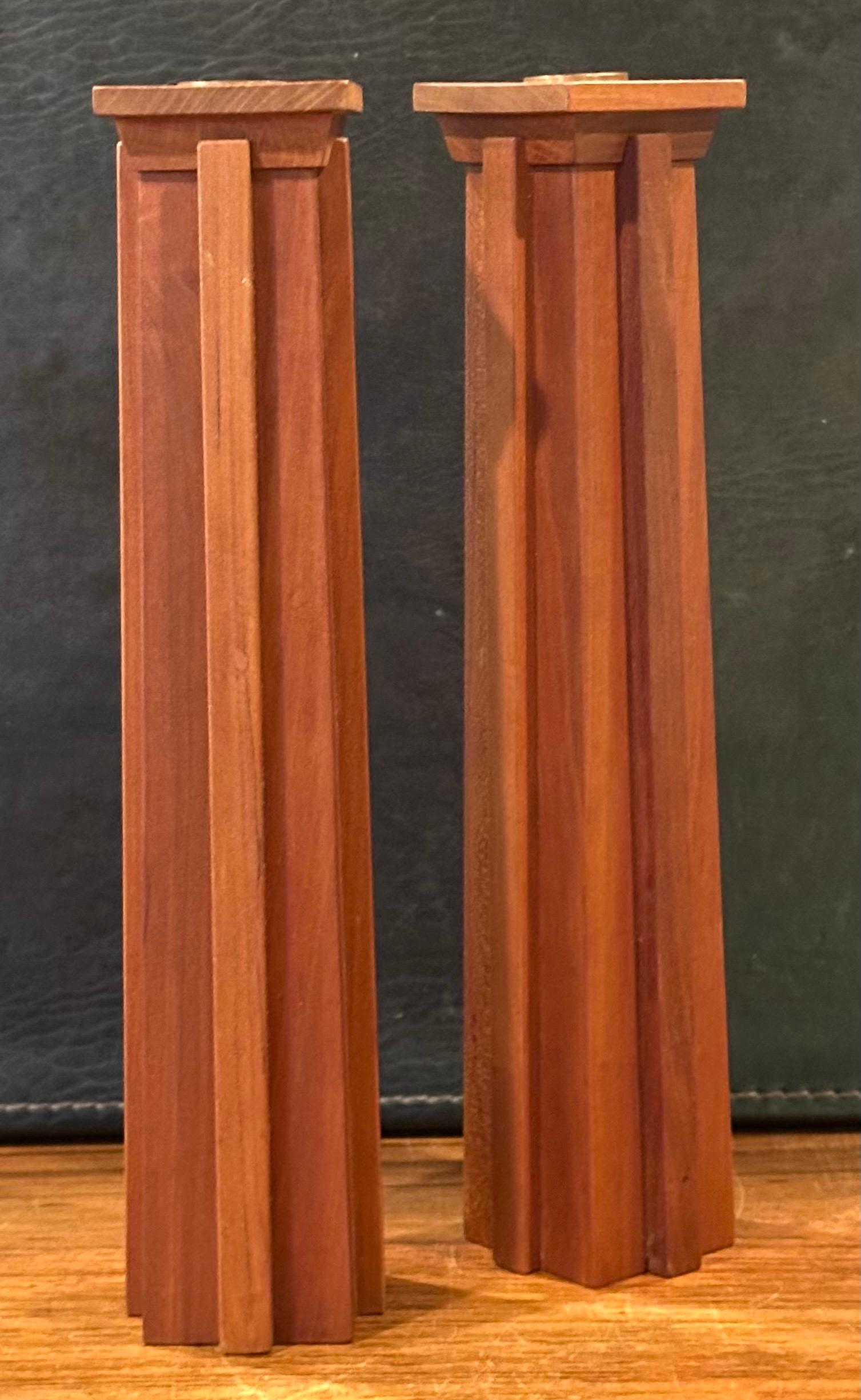 Coppia di candelieri in legno massiccio di ciliegio in stile Arts & Crafts in vendita 1